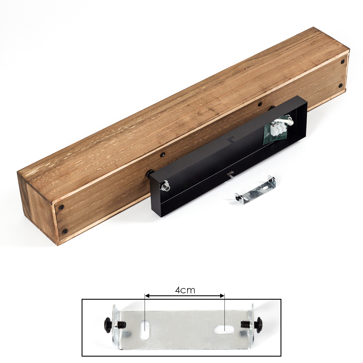 Holz-Leuchte mit schwarzen Metallkomponenten und einer kleinen Metallhalterung. Die Halterung ist 4 cm lang. Schrauben sind vorhanden.