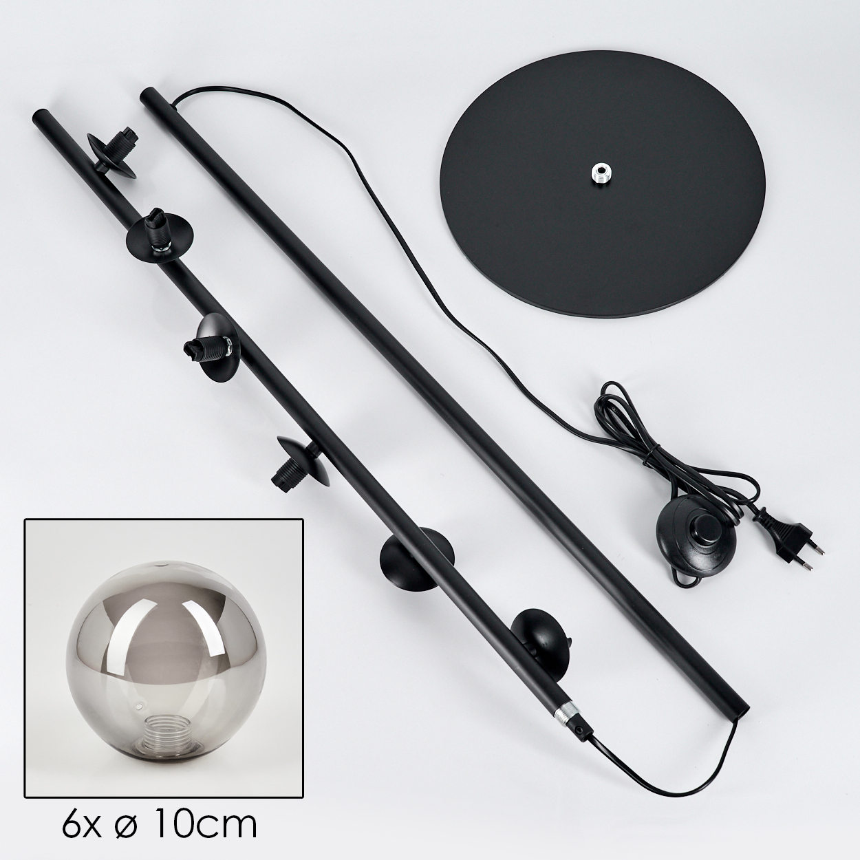 Zerlegte schwarze Stehlampe. Komponenten umfassen einen Sockel, Stangen, Lampenhalter, eine Kugel und ein Netzkabel mit Schalter.