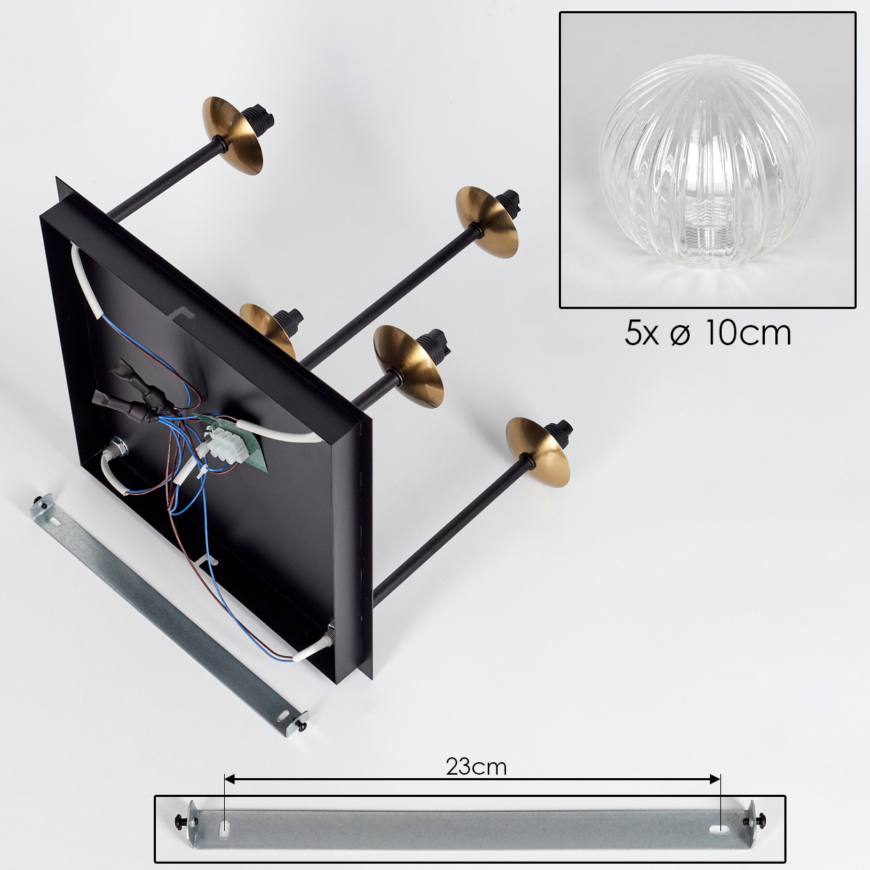 Eine zerlegte schwarze Deckenlampe mit goldenen Akzenten, ein Glaskugel und eine Montagehalterung liegen auf weißem Untergrund.