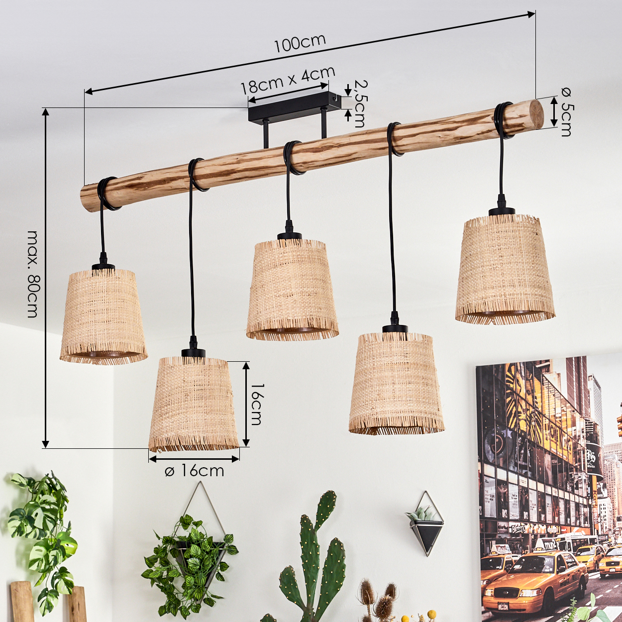Ein Holzbalken mit fünf gewebten Lampen hängt von der Decke. Darunter sind Pflanzen und ein Stadtbilddruck.
