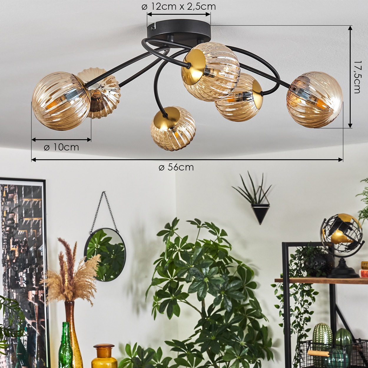 Eine moderne Deckenlampe mit sechs Glaskugeln. Verschiedene Pflanzen und Dekorationen sind im Hintergrund.