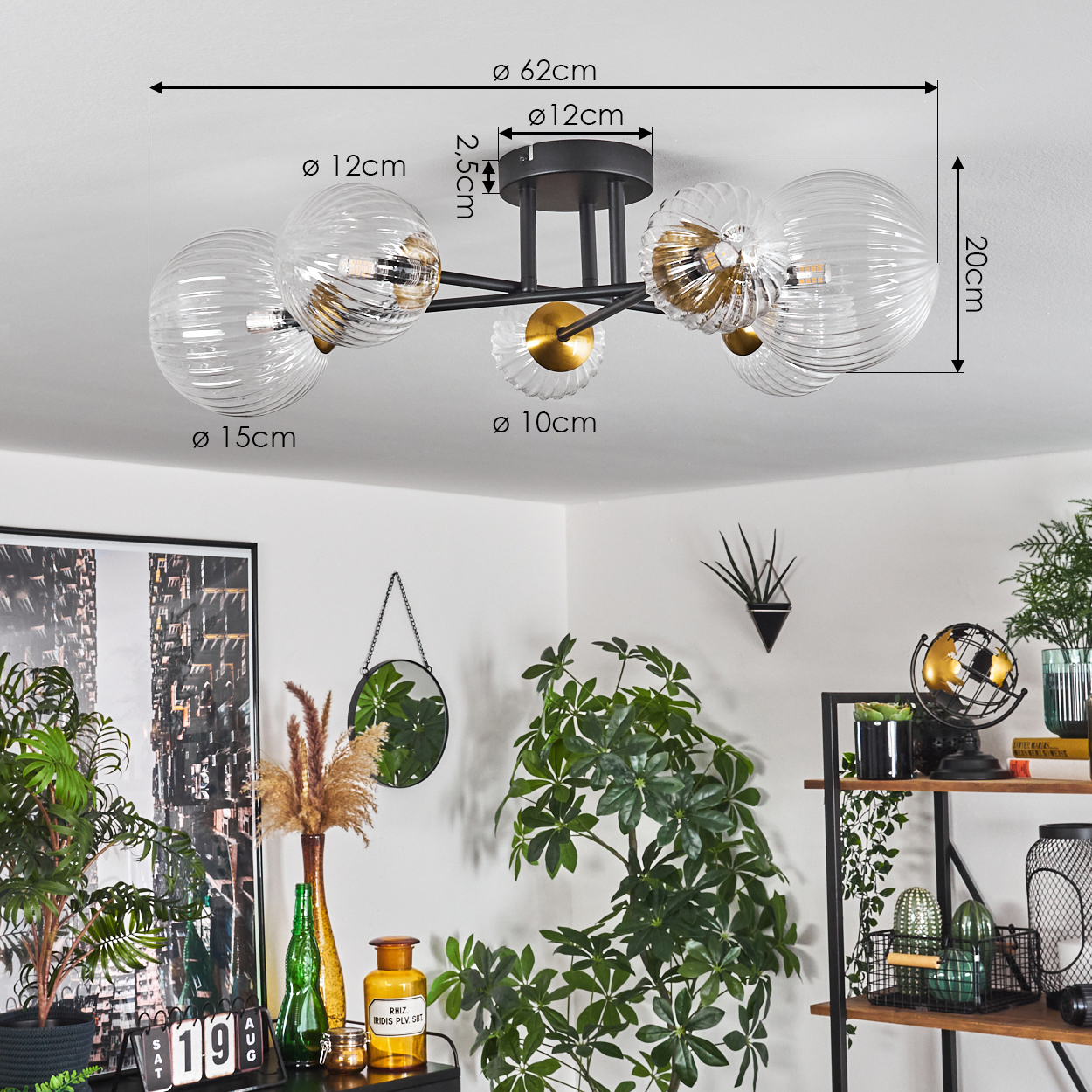 Moderne Deckenlampe mit Glaskugeln, Maße beschriftet. Raum hat Pflanzen, Spiegel, Regale und einen Kalender.