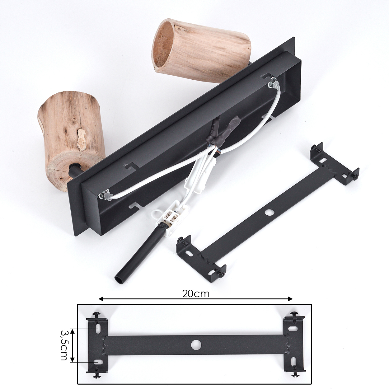 Schwarze Metalleinsatzkomponenten für Kamine mit Holzscheiten auf weißem Hintergrund. Eine Halterung ist mit Abmessungen versehen.