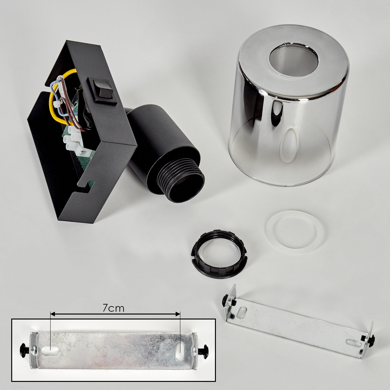 Zerlegte Lampenteile auf Weiß: schwarze Halterung, Glasschirm, Metallhalterung und eine 7cm Halterungsmessung.