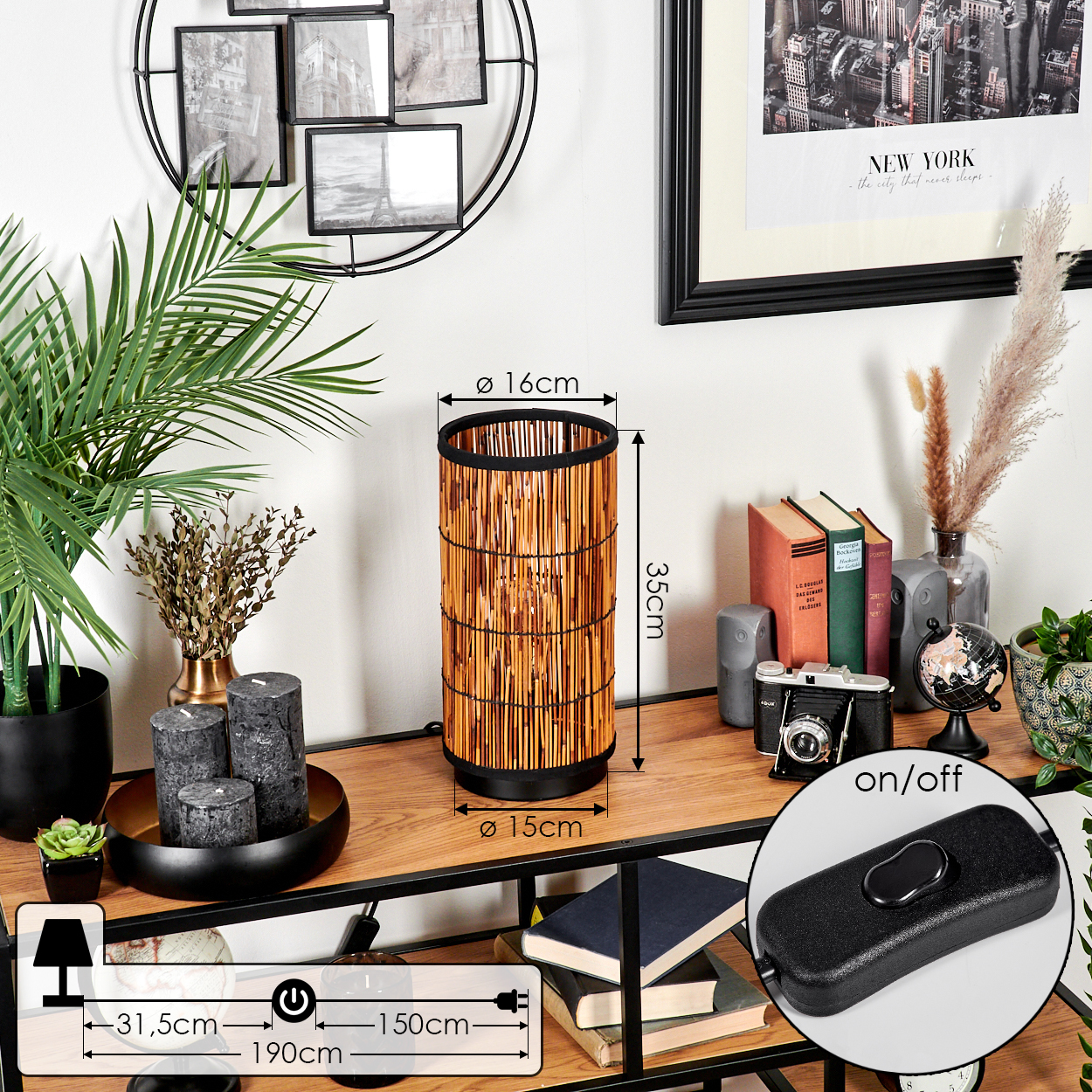 Eine Bambuslampe mit Büchern, Kerzen und einem New York-Bild auf einem Holzregal. Ein/Aus-Schalter ist sichtbar.