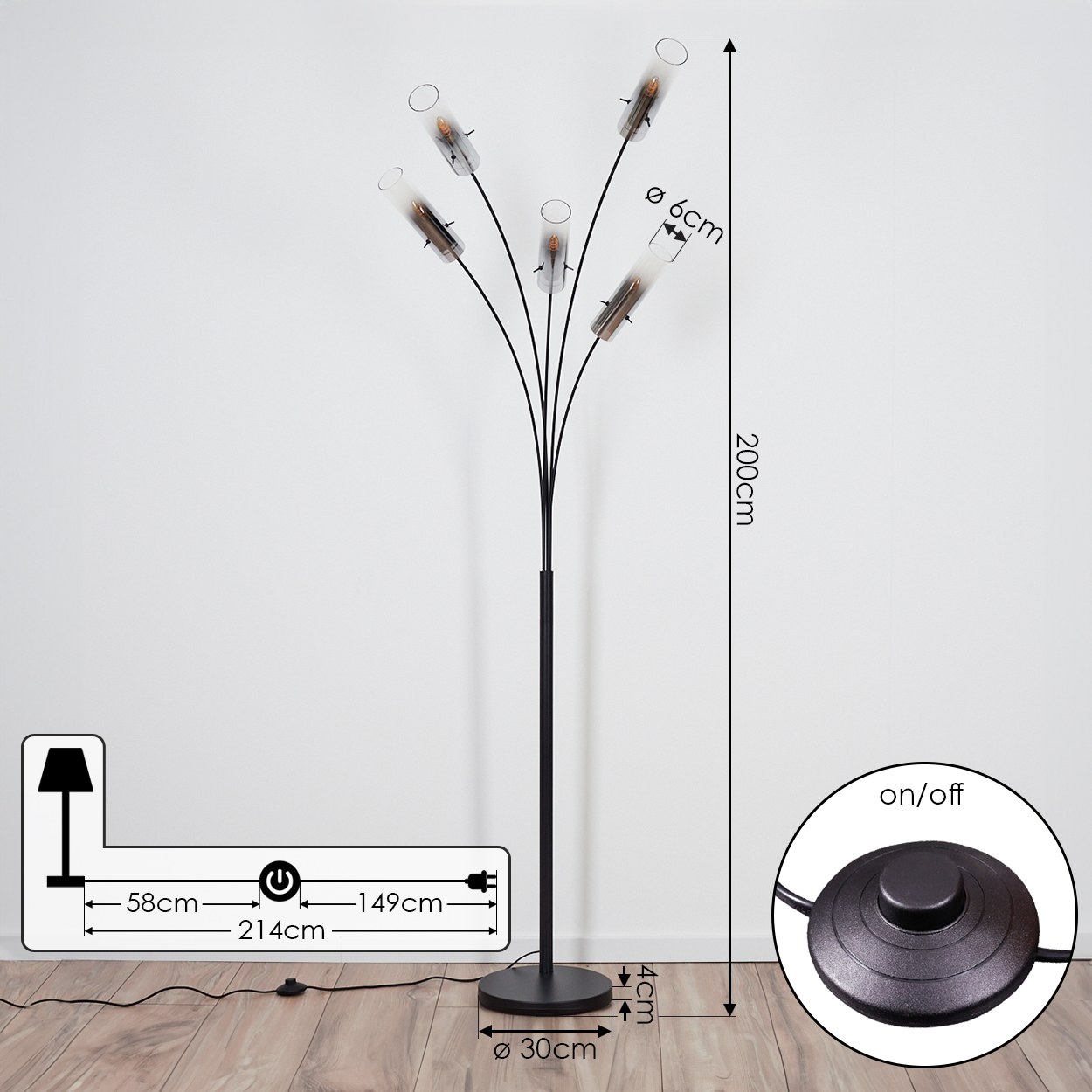 Eine schwarze Stehlampe mit sechs gebogenen Armen, die jeweils ein Licht halten. Sie hat einen runden Fuß, einen Fußschalter und schwarze Messungen.