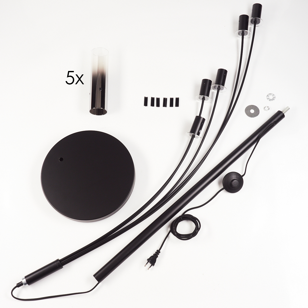 Zerlegte schwarze Stehlampe auf weißem Hintergrund. Teile umfassen Fuß, Stiele, Lampenfassungen, Glasröhren und Netzkabel.