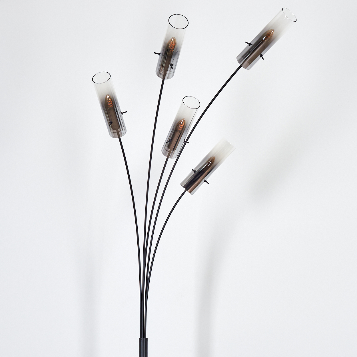 Eine moderne Stehlampe mit fünf nach oben gebogenen Stielen, die jeweils einen zylindrischen Glasschirm mit Glühbirne halten.