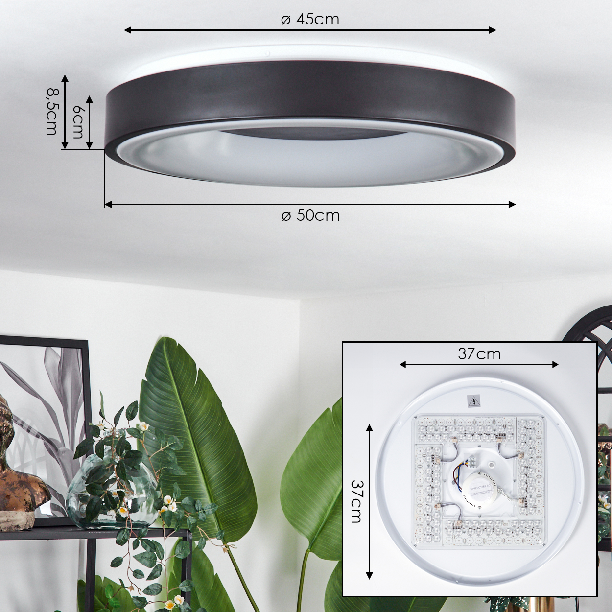Eine Deckenlampe mit Maßen und eine Nahaufnahme ihres Innenraums. Grüne Pflanzen und ein Regal mit Kunst im Vordergrund.