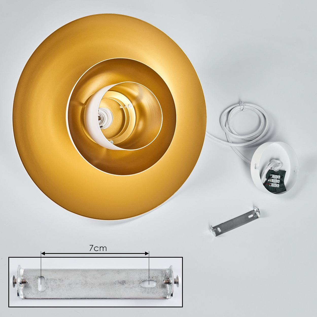Goldfarbene Pendelleuchte mit weißem Kabel und Deckenhalterung. Eine 7 cm lange Metallhalterung ist ebenfalls vorhanden.