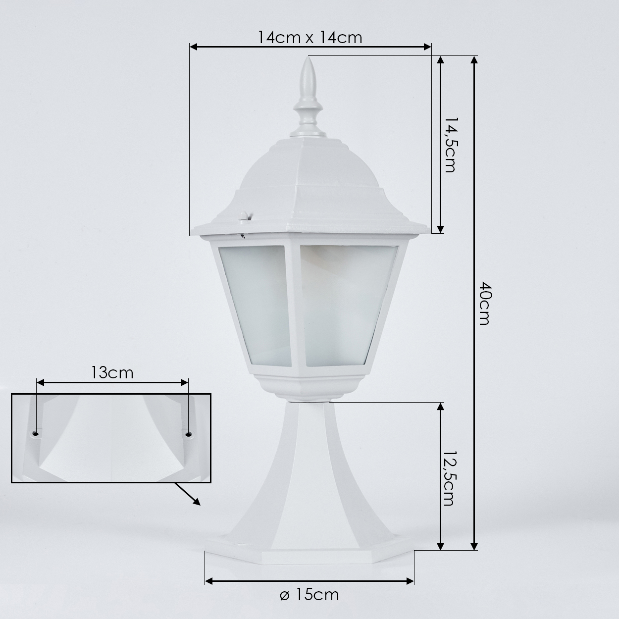 Weiße Außenlampe mit Maßen. Sie hat eine dekorative Spitze, Glasscheiben und einen Sockel. Maße: 14x14cm, 40cm hoch, Sockel 15cm Durchmesser.