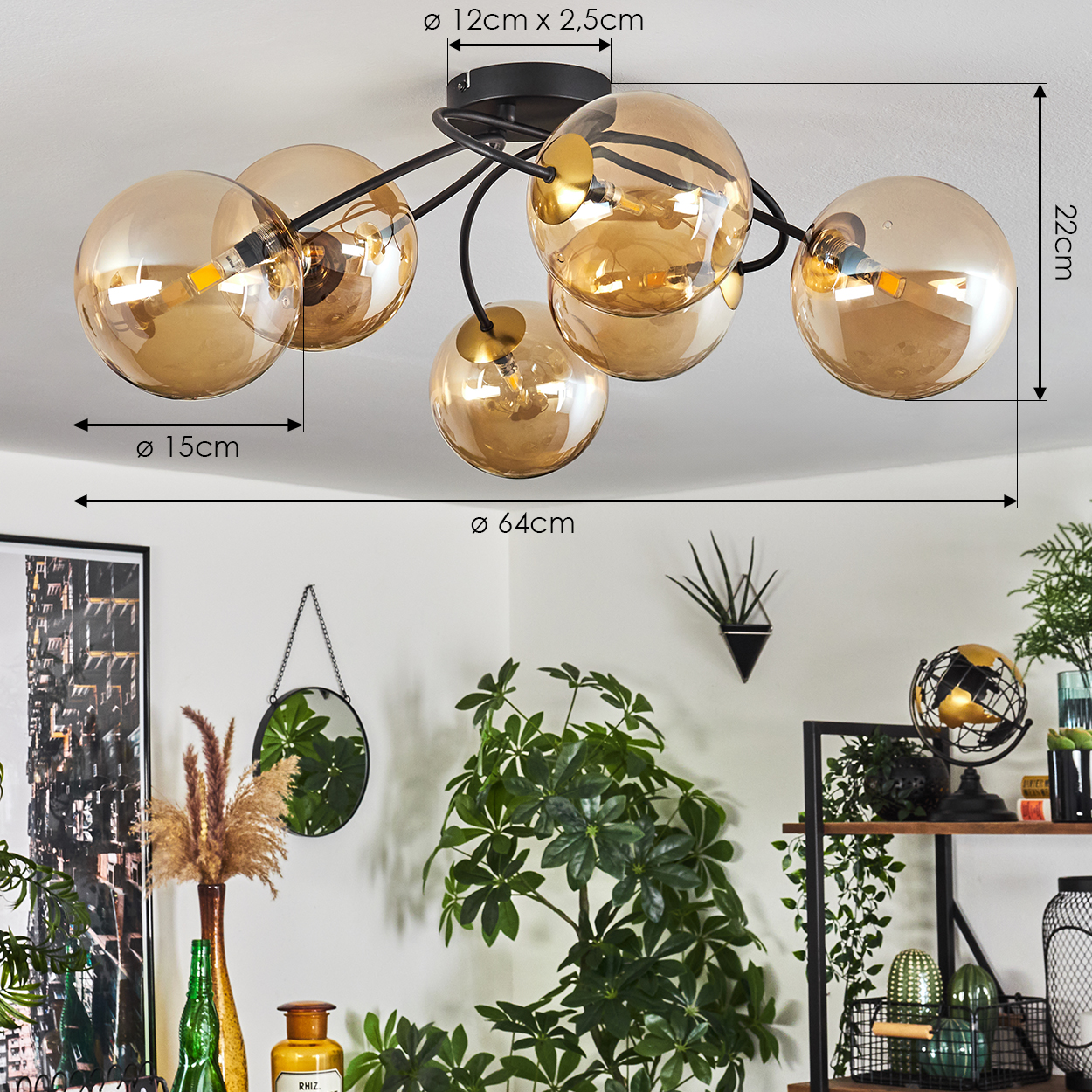 Eine Deckenlampe mit sechs kugelförmigen, bernsteinfarbenen Glasschirmen. Darunter Pflanzen, ein Spiegel und ein Regal mit Dekorationsartikeln.