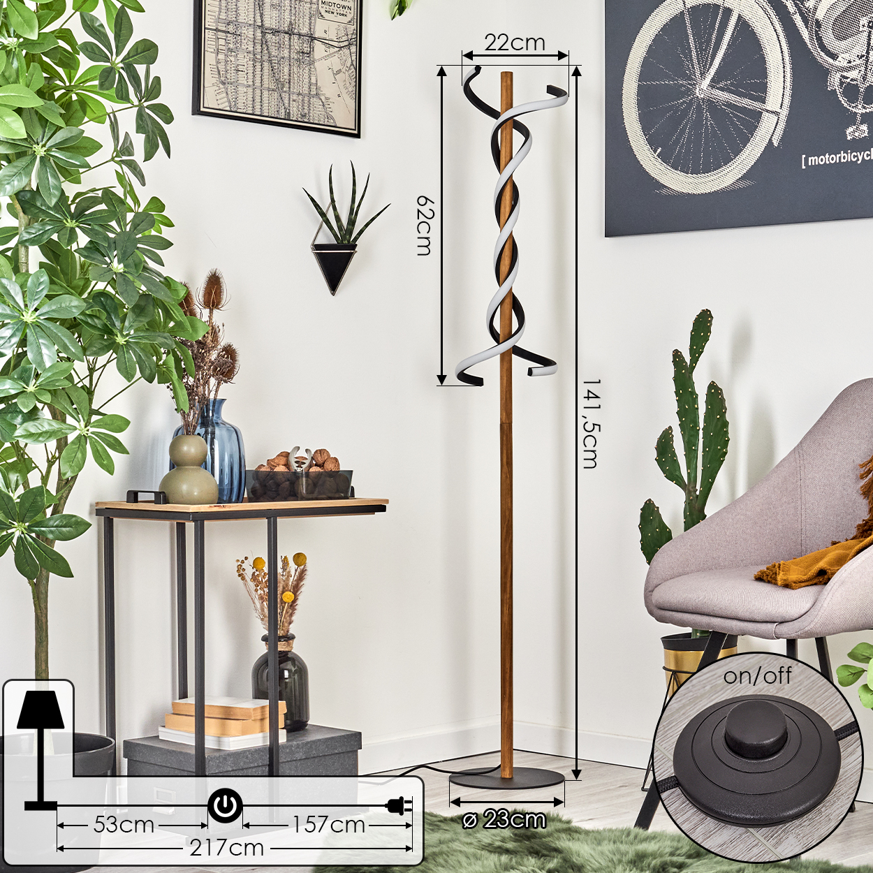 Eine moderne Stehlampe mit Spiraldesign. Sie steht in der Nähe eines Beistelltisches und eines Stuhls. Die Lampe hat einen runden Fuß mit Ein-/Ausschalter.