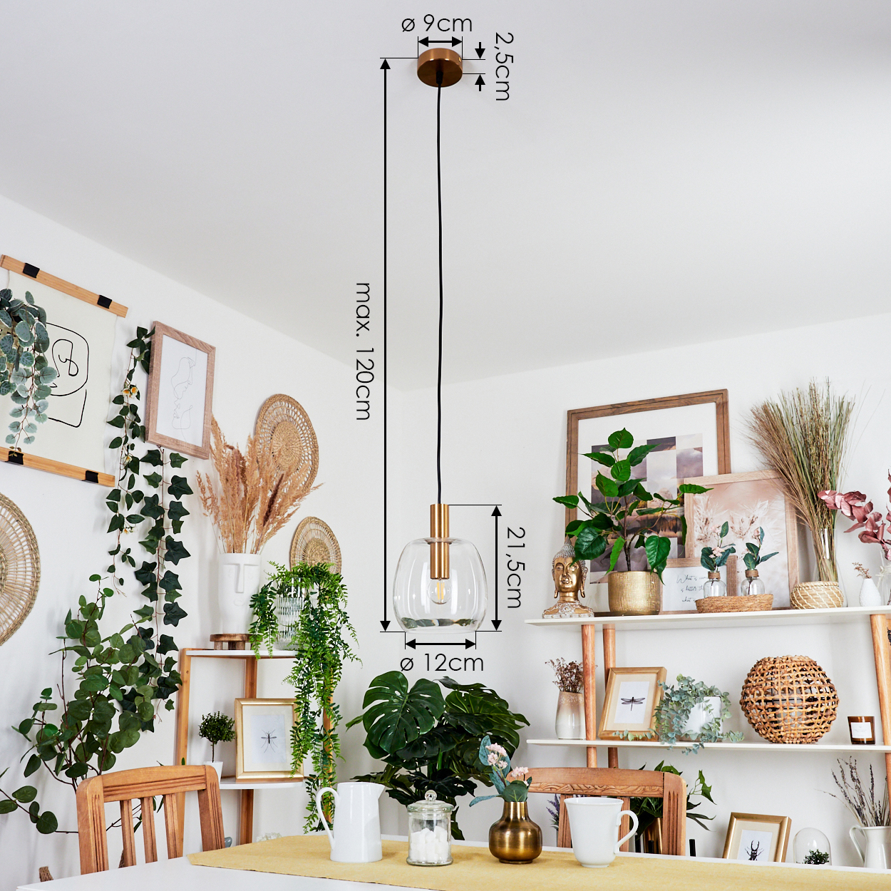 Ein modernes Esszimmer mit einer Glas-Pendelleuchte, Pflanzen und Dekorationsartikeln auf Regalen und einem Tisch.