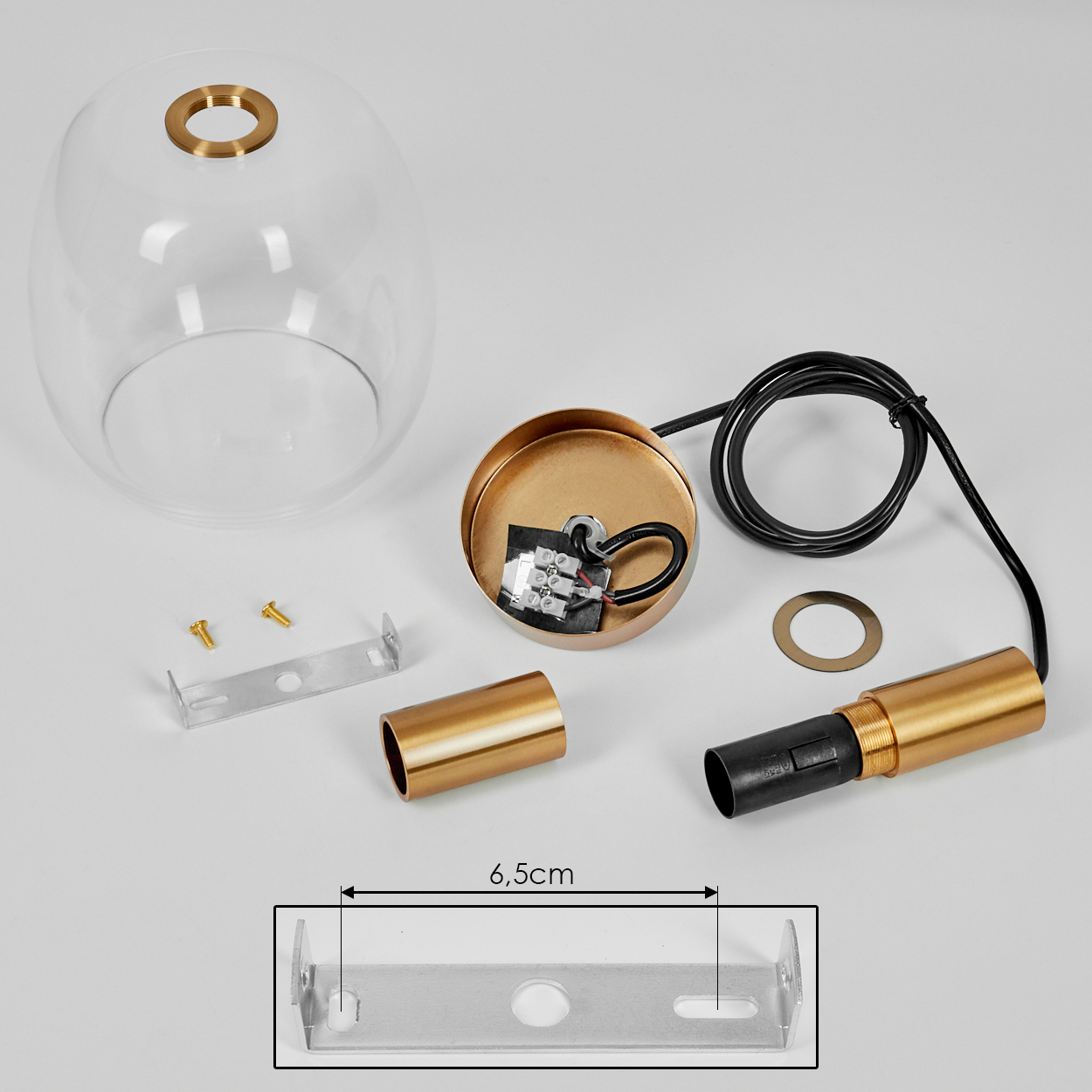 Zerlegte Teile einer modernen Pendelleuchte: Glaskugel, gold-schwarze Armaturen, Halterung, Schrauben und eine Dimensionsanzeige.