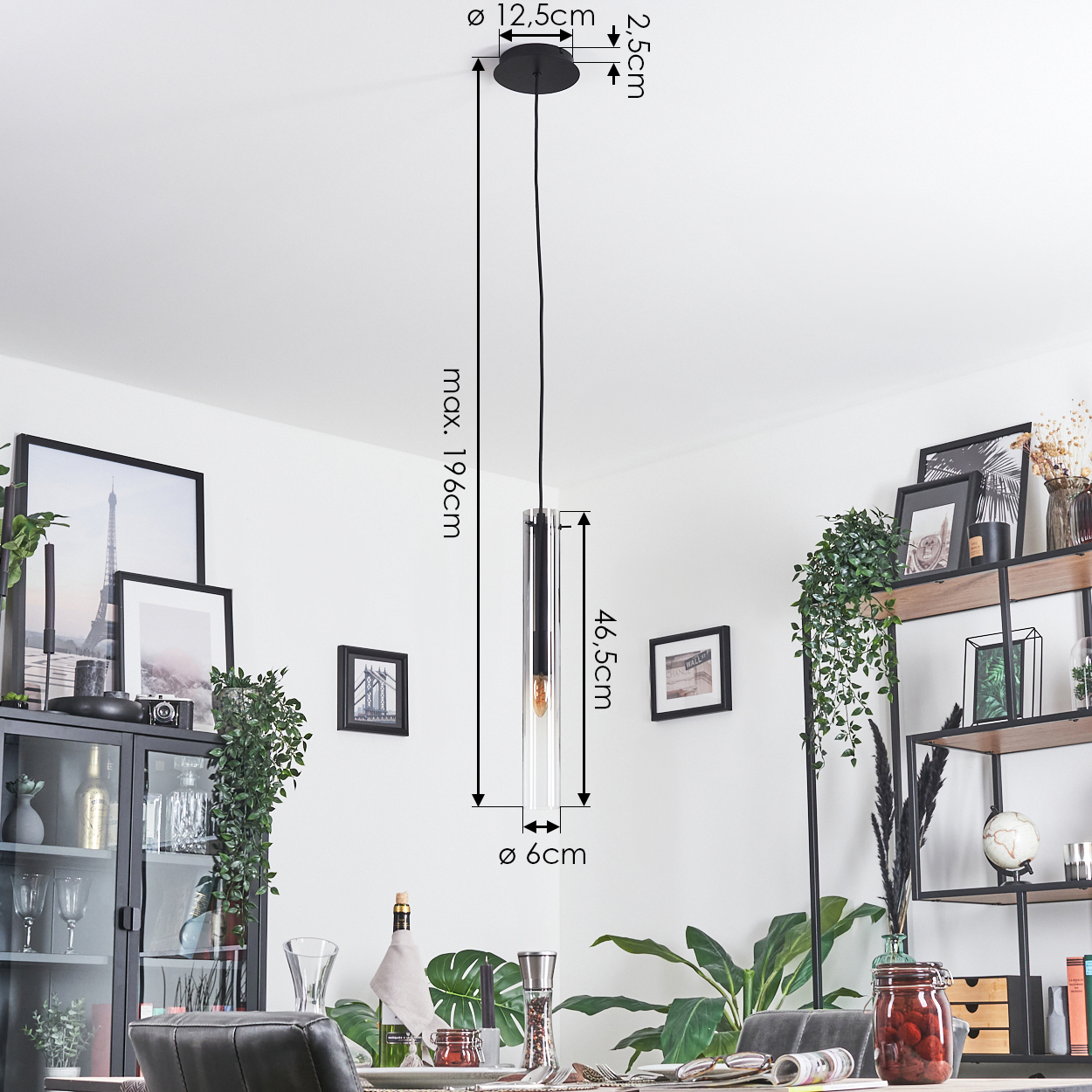 Ein modernes Esszimmer mit einer hängenden schwarzen Pendelleuchte, umgeben von Dekoration, Pflanzen und einem gedeckten Tisch.
