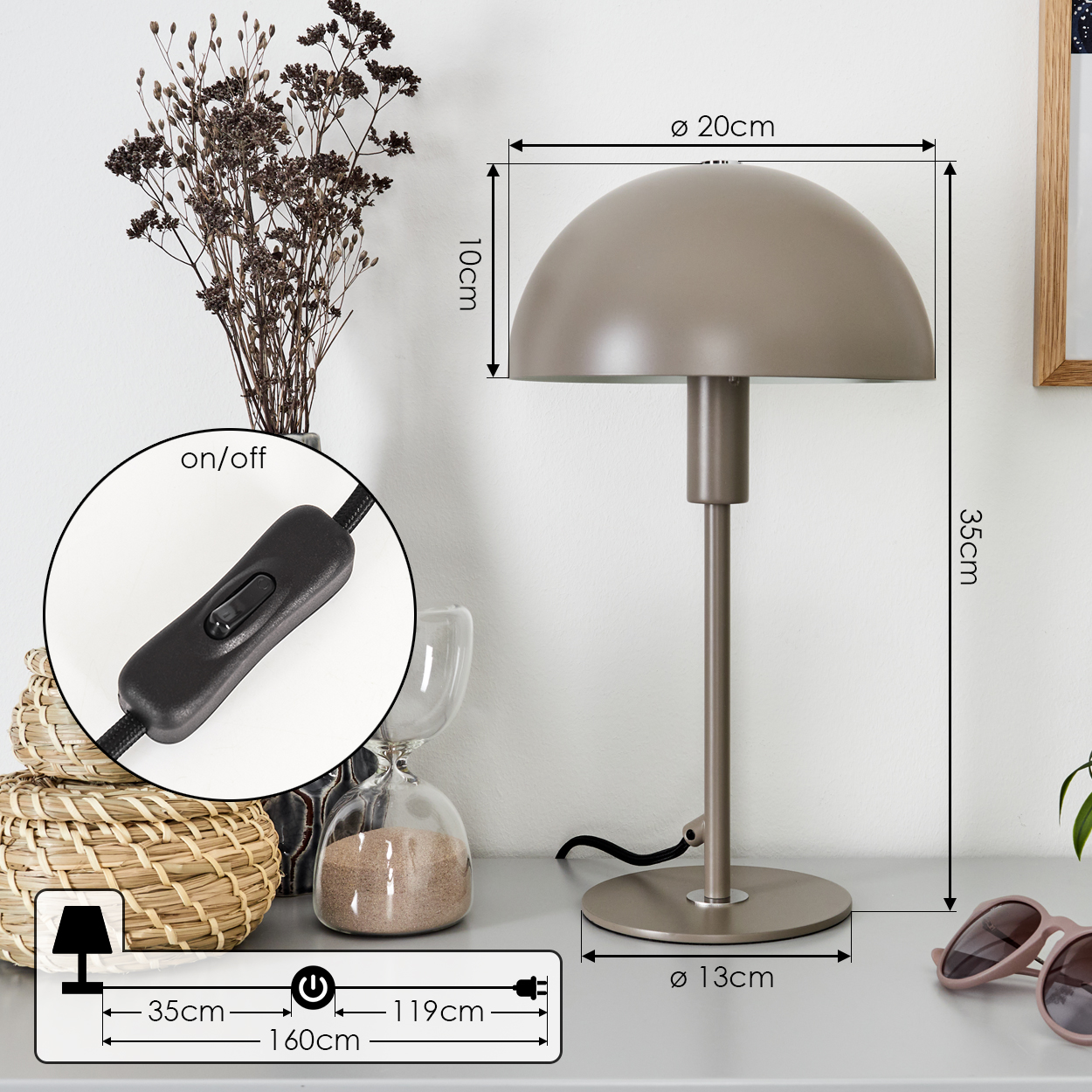 Eine Schreibtischlampe mit beigem Lampenschirm. Maße werden angezeigt. Eine Nahaufnahme zeigt den Ein-/Ausschalter. Links eine Vase mit Trockenblumen.