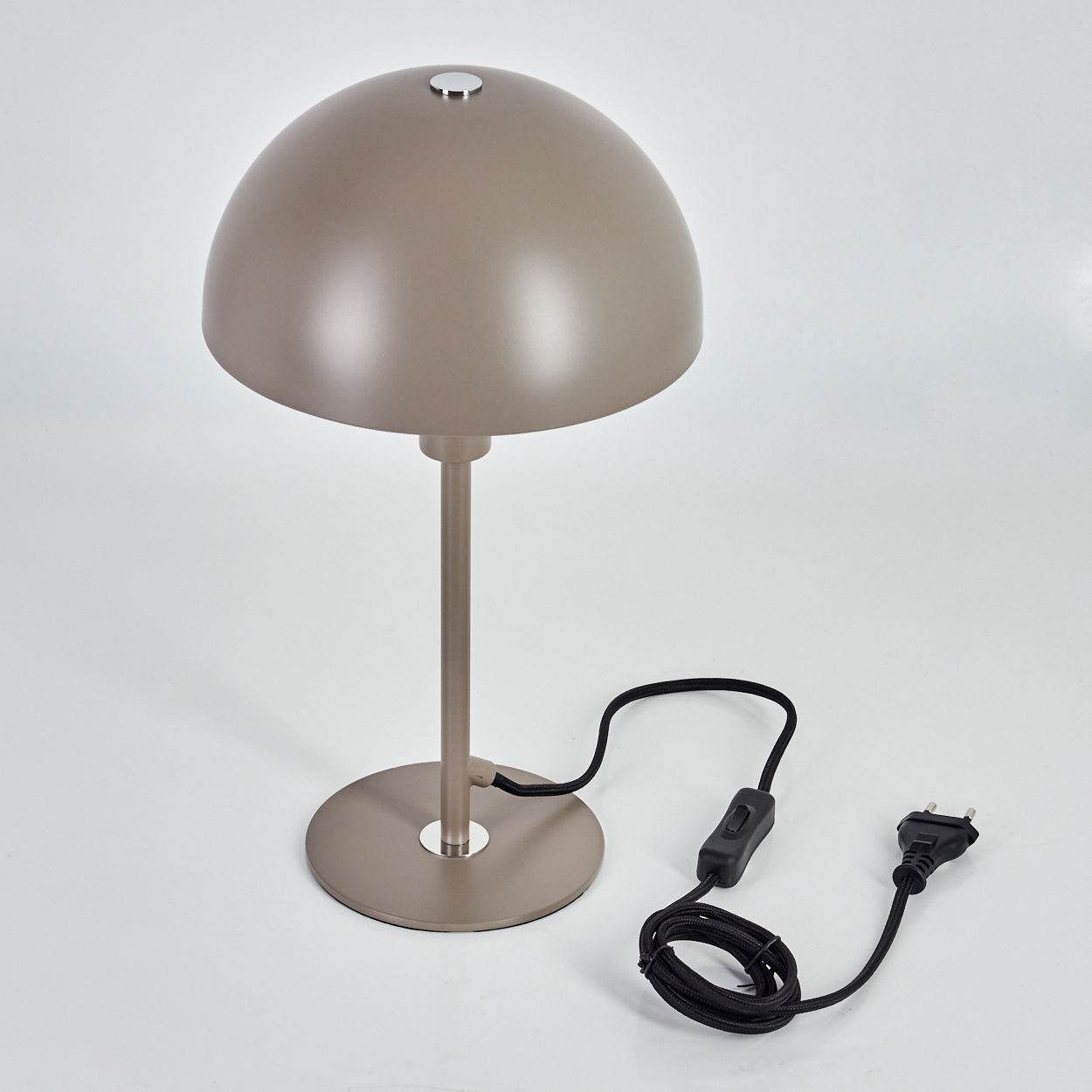Eine taupefarbene Lampe mit einem kuppelförmigen Schirm, einem runden Sockel und einem schwarzen Kabel mit Schalter und Stecker.
