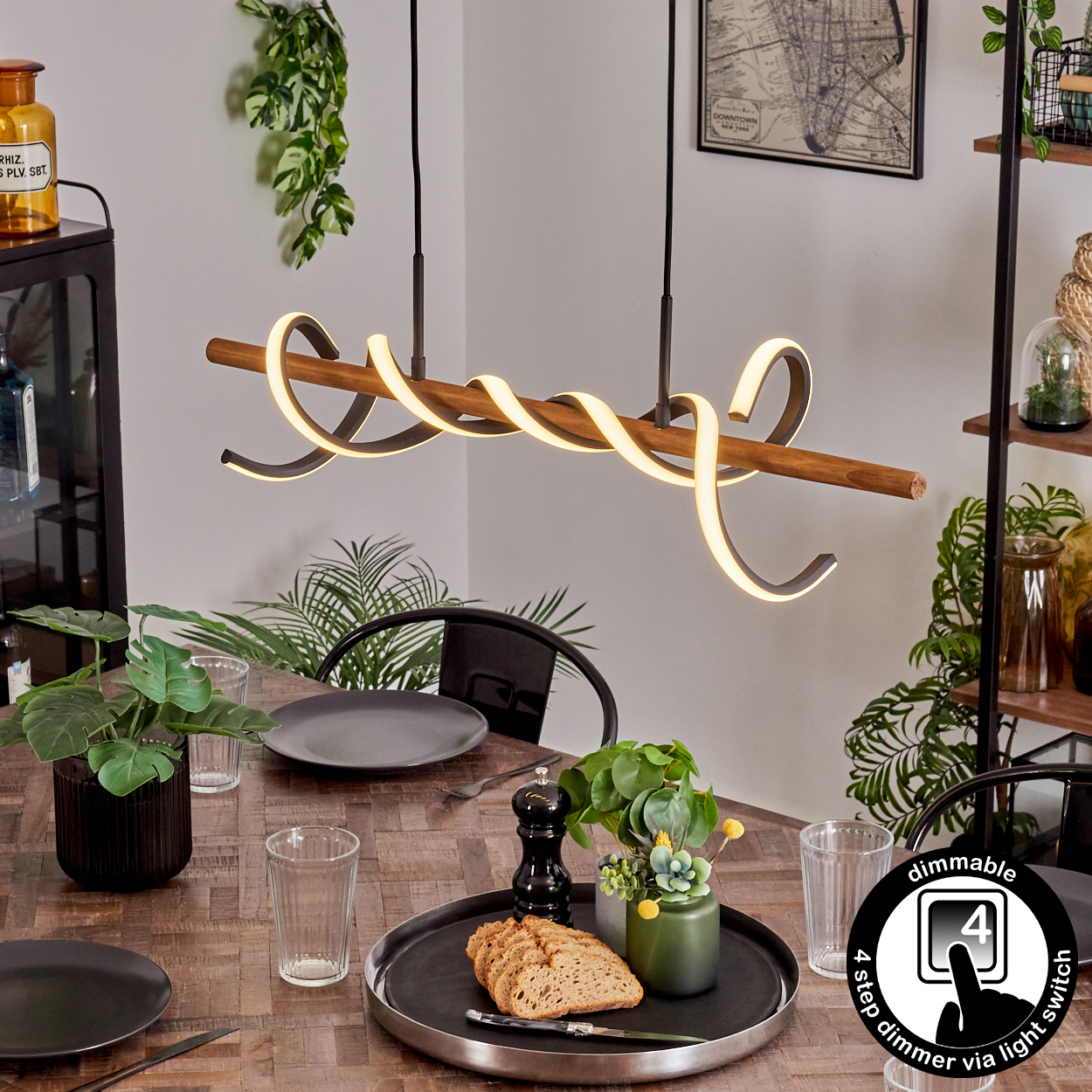 Esszimmer mit Holztisch, moderner Leuchte, Tellern, Gläsern, Pflanzen und Speisen. Dimmer-Schalter sichtbar.