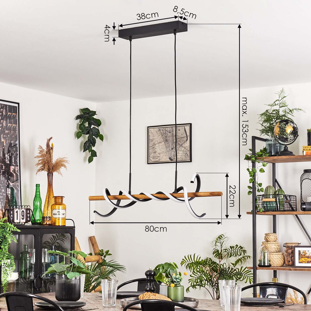 Eine moderne Hängelampe hängt über einem Esstisch. Abmessungen werden angezeigt. Pflanzen und Möbel befinden sich im Raum und schaffen ein stilvolles Interieur.
