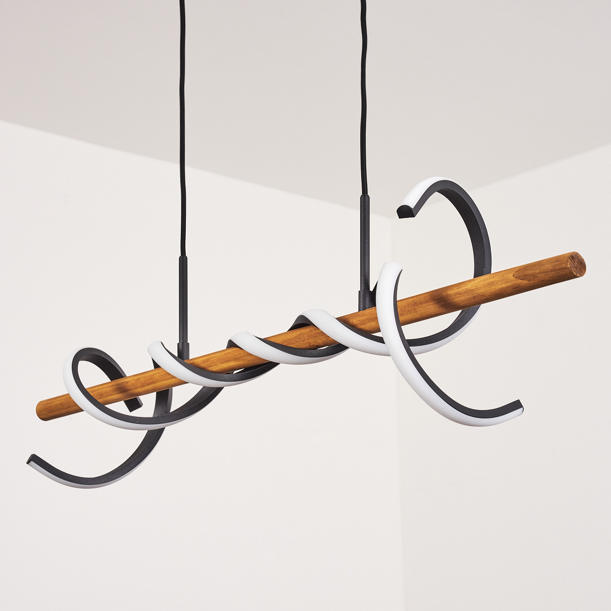 Eine moderne Leuchte mit Holzbalken und sich windenden schwarz-weißen Elementen, die von der Decke abgehängt sind.