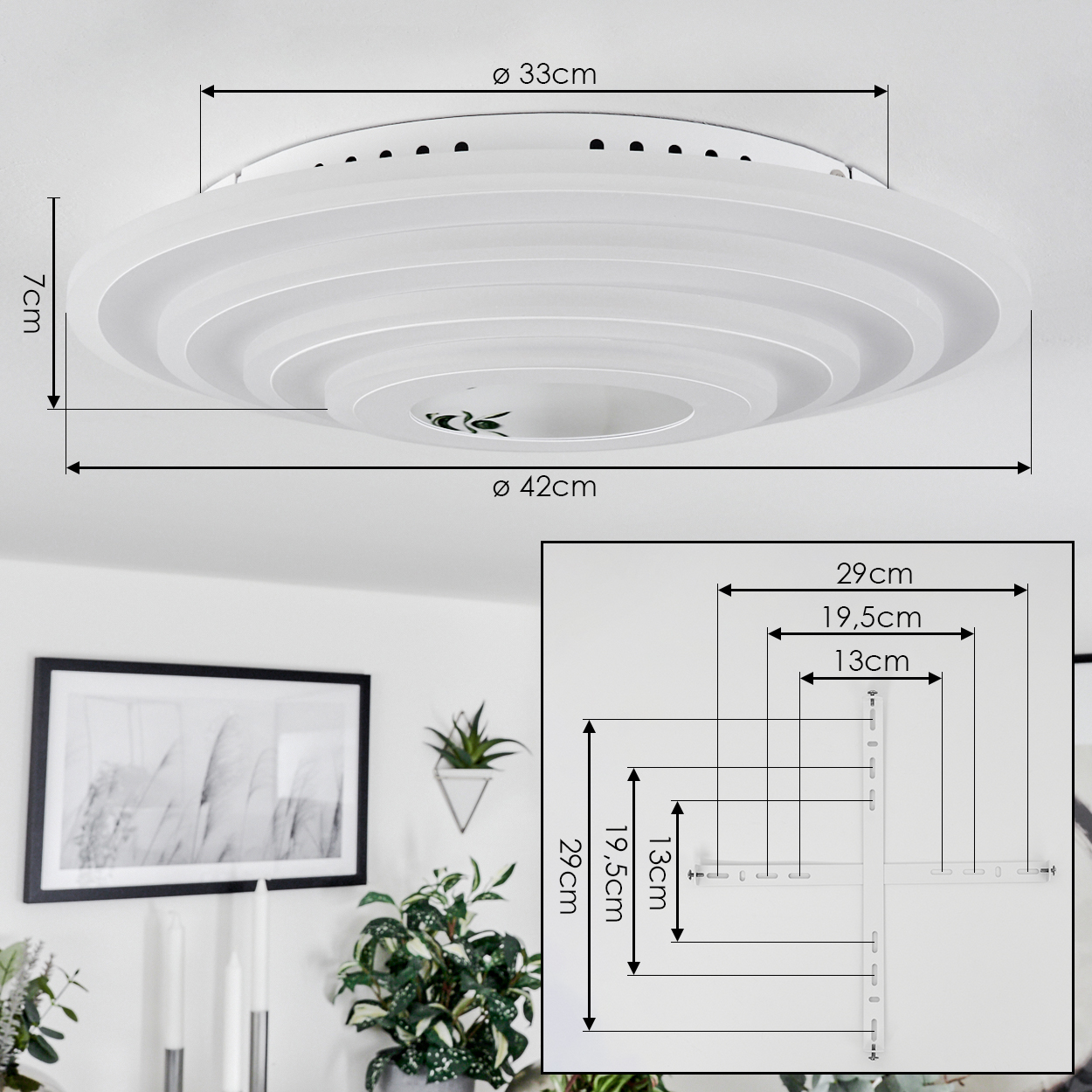 Weiße Deckenleuchte mit Maßen. Darunter ein Raum mit Pflanzen, Kerzen und einem gerahmten Bild an der Wand.