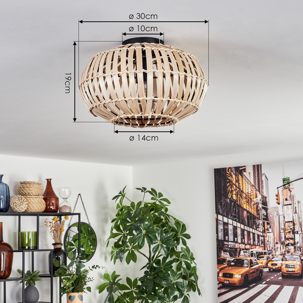 Ein Bambus-Lampenschirm ist an der Decke montiert. Abmessungen sind angegeben. Darunter ein Regal mit Vasen und Pflanzen sowie ein New York City-Gemälde.