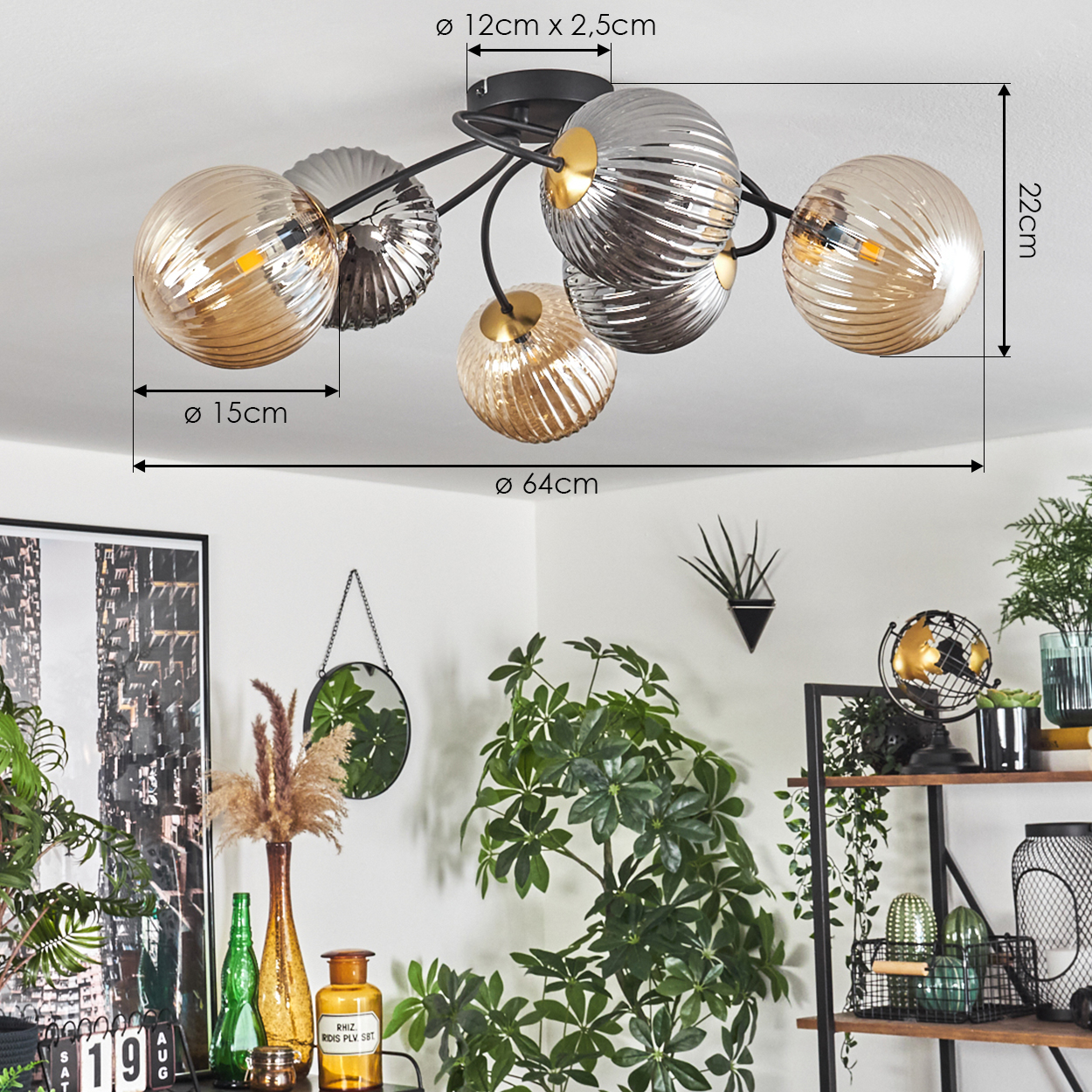 Eine Deckenlampe mit verschiedenfarbigen Glaskugeln. Der Raum ist mit Pflanzen, einem Spiegel und anderen Dekorationsartikeln dekoriert.