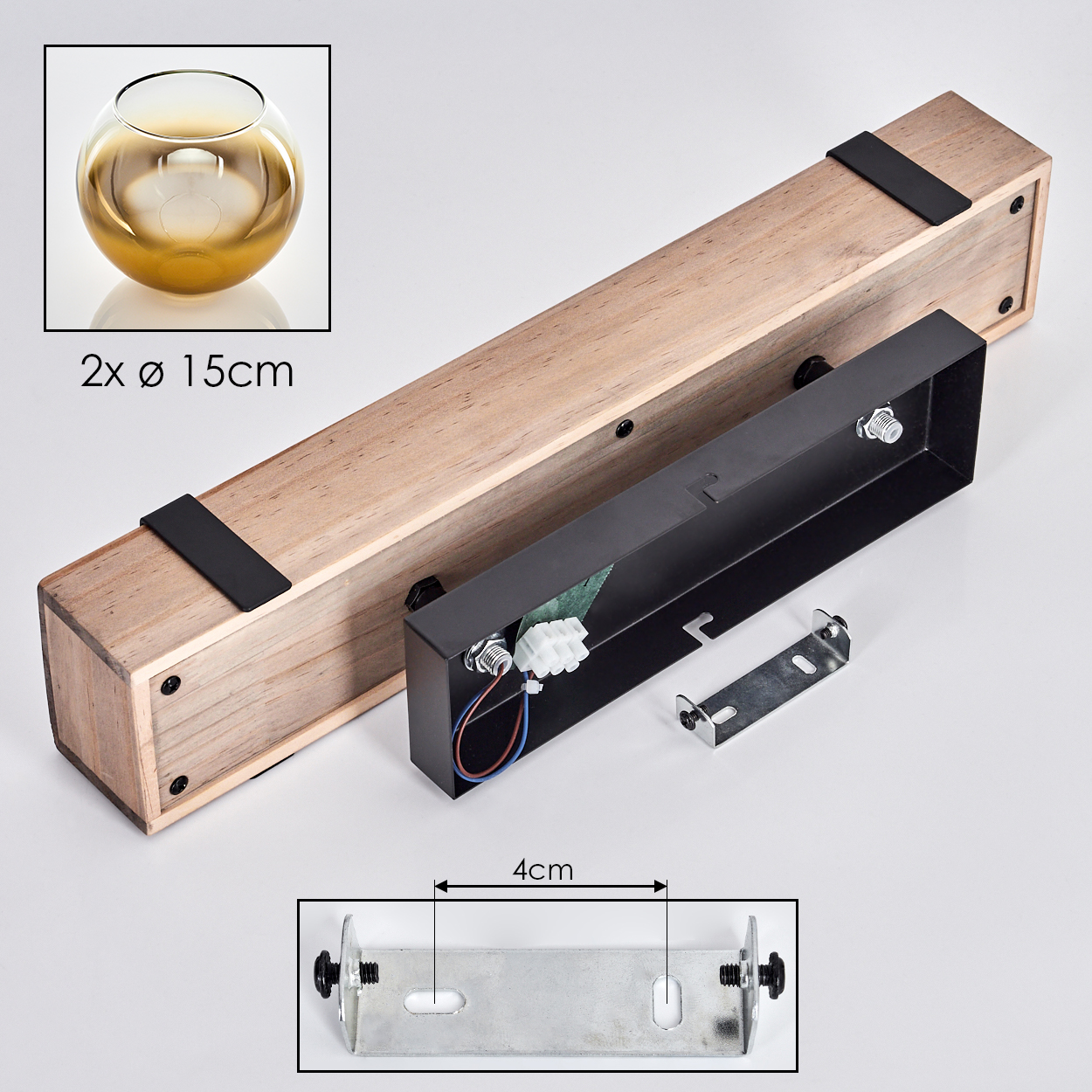 Holzleuchte mit schwarzem Metallrahmen und kleiner Halterung. Oben links ein Glasbecher mit Flüssigkeit.