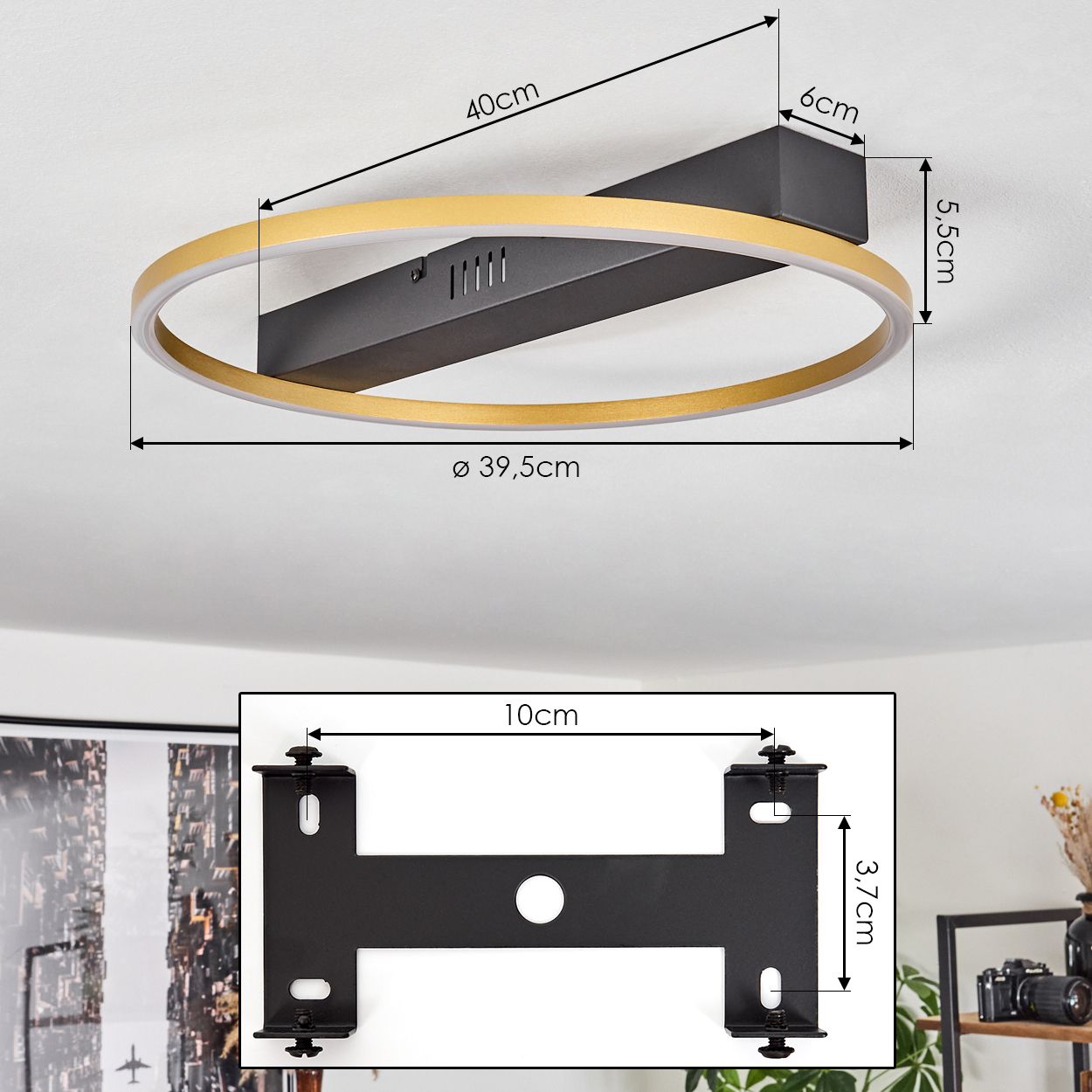 Moderne Deckenleuchte mit goldenem Ring und schwarzem Sockel. Maße sind beschriftet. Außerdem eine schwarze Metallhalterung.