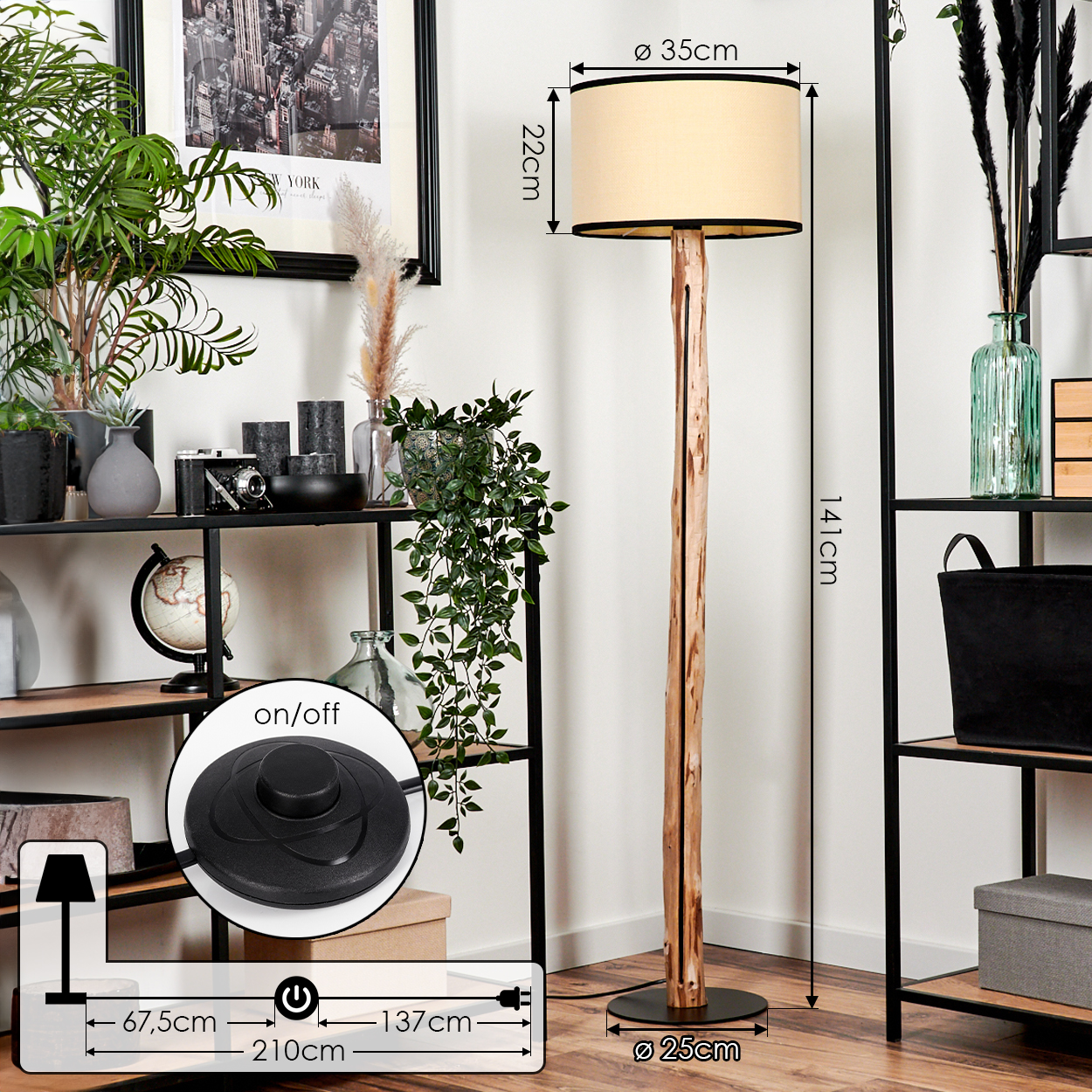 Eine Stehlampe mit Holzstamm und beigem Lampenschirm. Regal mit Pflanzen und Dekoration. Der Ein-/Ausschalter ist sichtbar.
