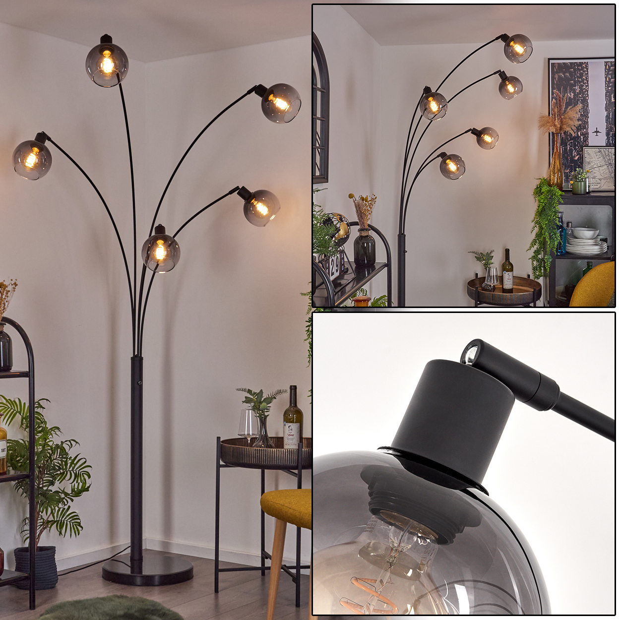 Eine schwarze Stehlampe mit sechs Glühbirnen. Die Glühbirnen haben graues Rauchglas. Es gibt einen Beistelltisch, einen gelben Stuhl und Pflanzen.