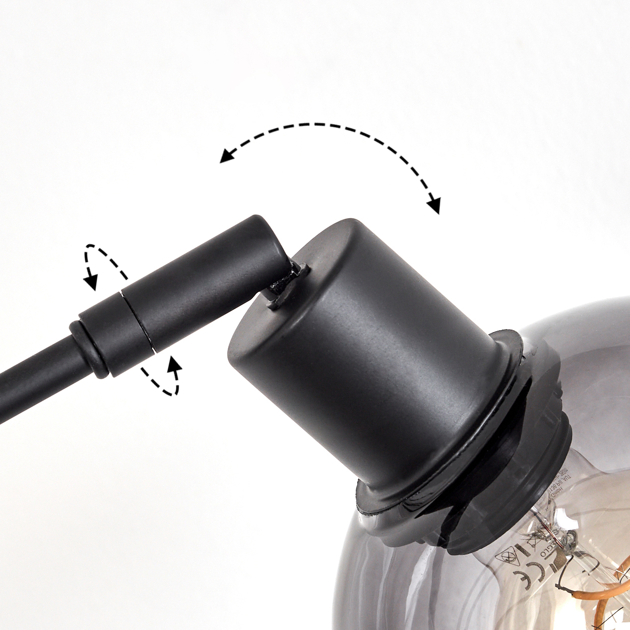 Nahaufnahme einer schwarzen Lampe. Die Lampe hat einen verstellbaren Arm und eine runde Glühbirne mit sichtbarer Glühbirne.