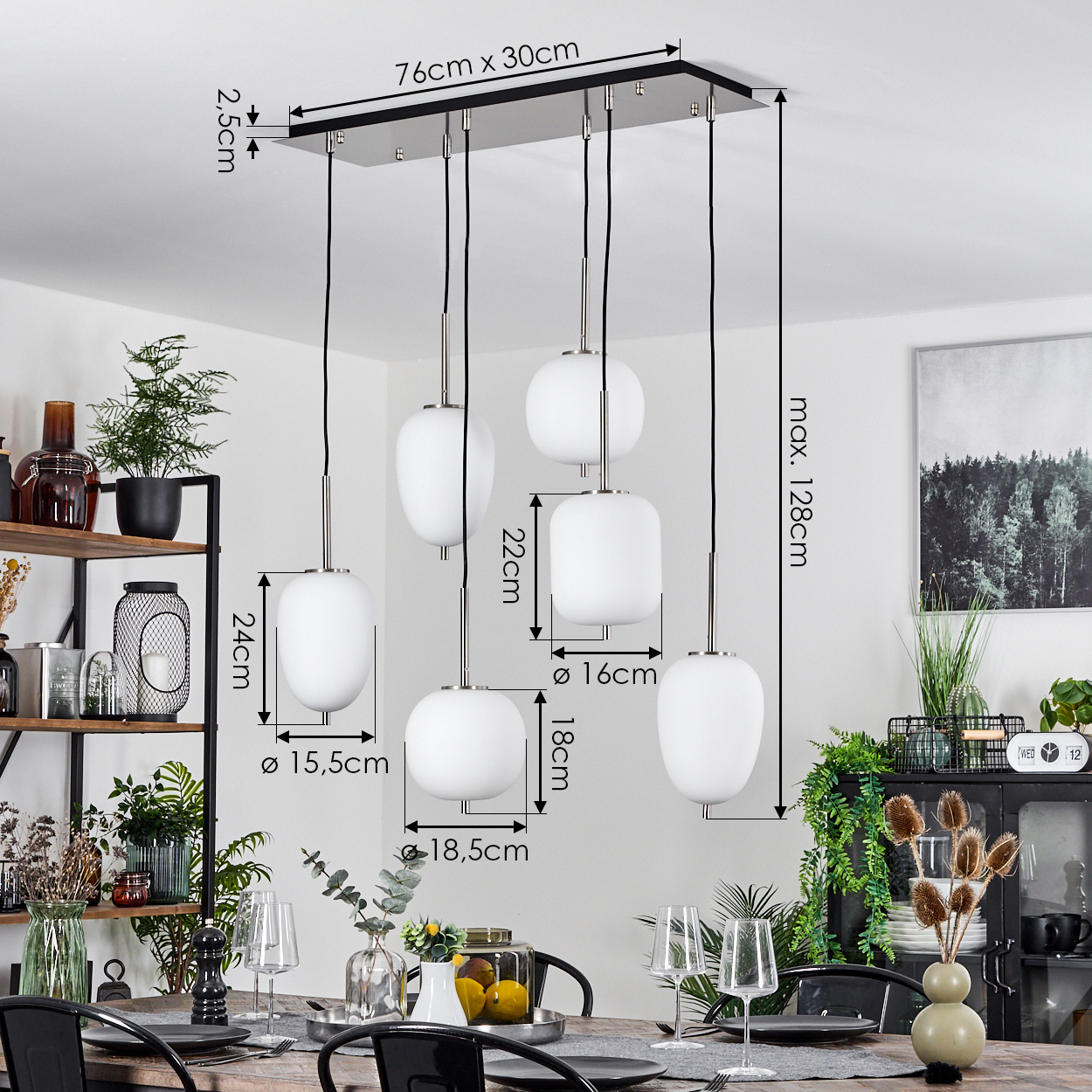 Ein modernes Esszimmer mit einer rechteckigen Deckenlampe mit fünf weißen Kugellampen. Der Tisch ist zum Abendessen gedeckt.