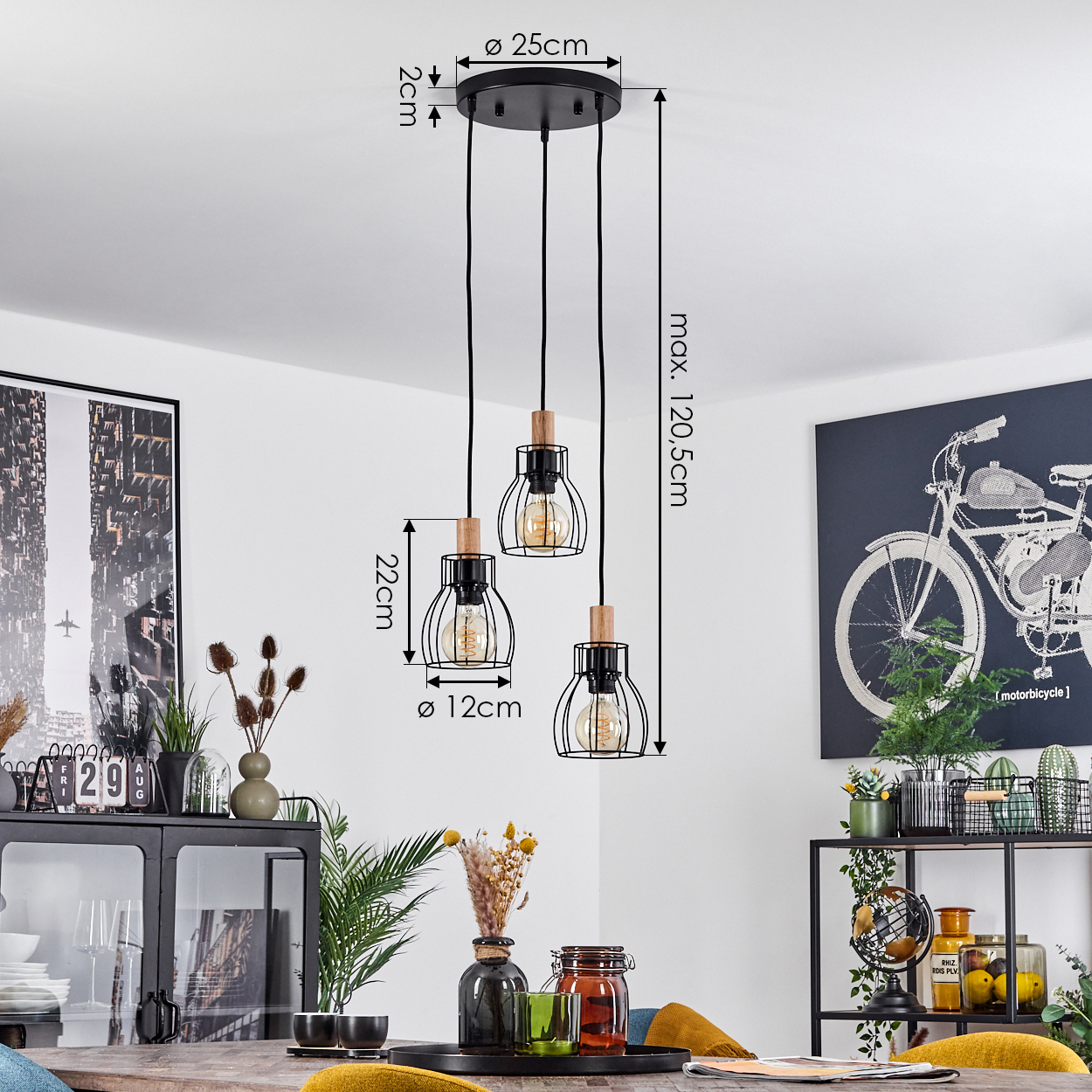 Drei Pendelleuchten hängen von der Decke. Die Leuchten haben Holzakzente und Drahtkäfige. Der Hintergrund umfasst Kunst und Möbel.