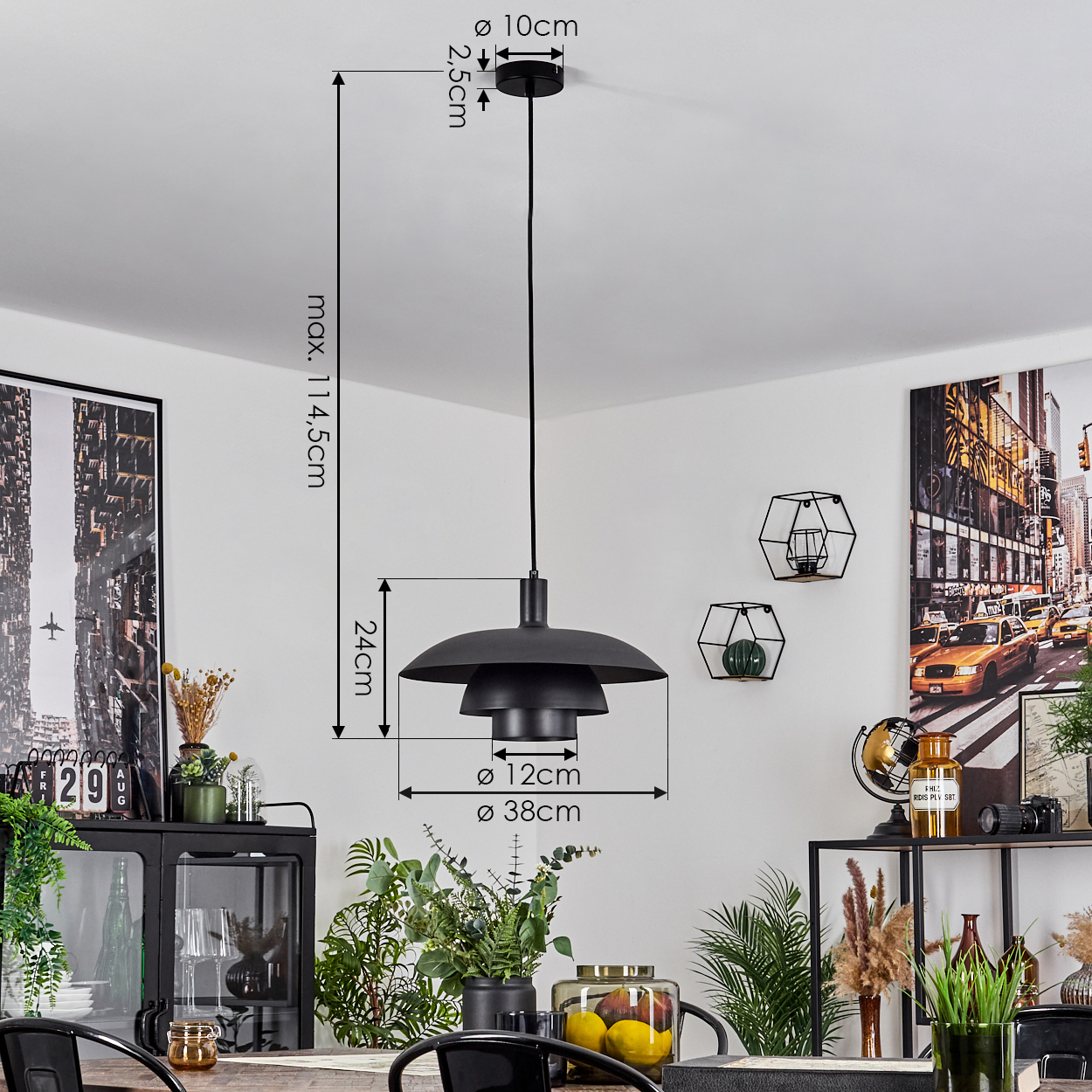 Eine schwarze Pendelleuchte hängt über einem Tisch mit Pflanzen und Dekorationen. Abmessungen sind angegeben. Der Hintergrund zeigt Stadtkunst.