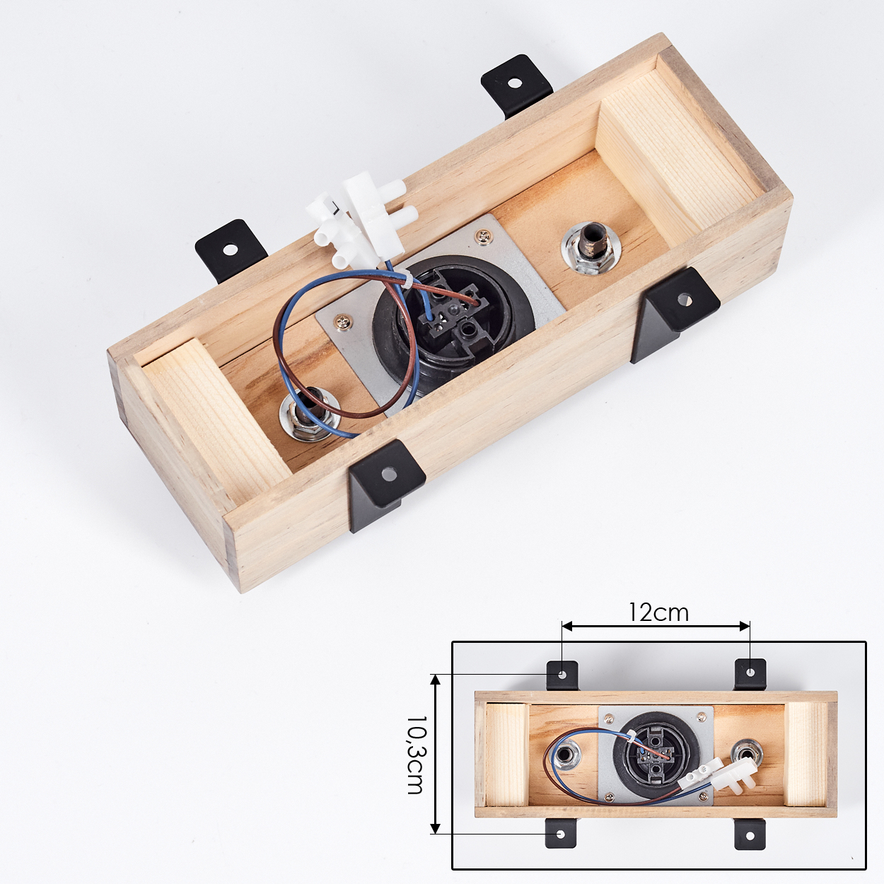 Holzkasten mit elektrischen Bauteilen, Metallhalterung und Abmessungen. Es hat Drähte, einen Stecker und einen schwarzen Stecker.