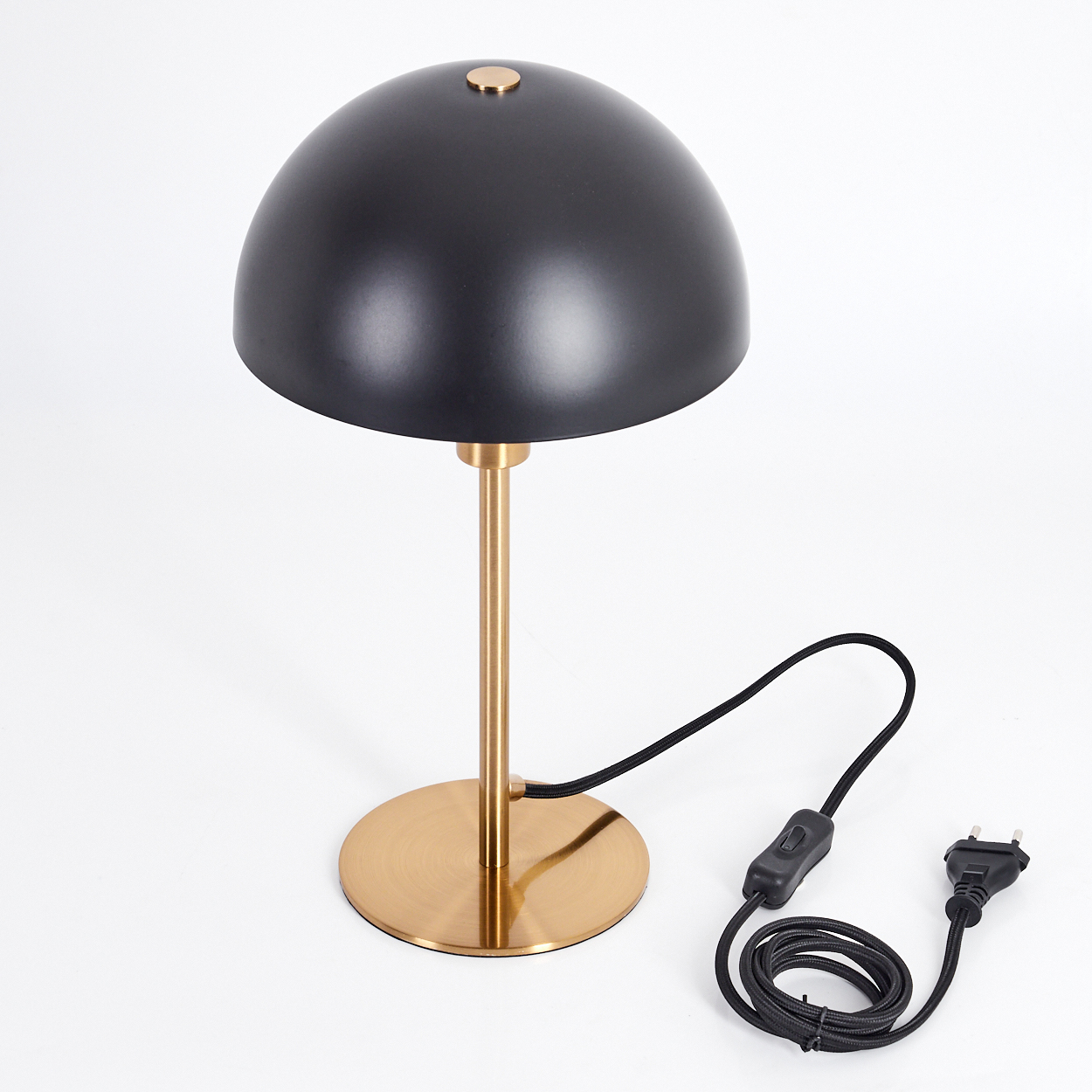 Eine schwarze Kuppellampe mit Messingstiel und -fuß. Ein schwarzes Kabel mit Schalter und Stecker ist angebracht. Der Hintergrund ist weiß.