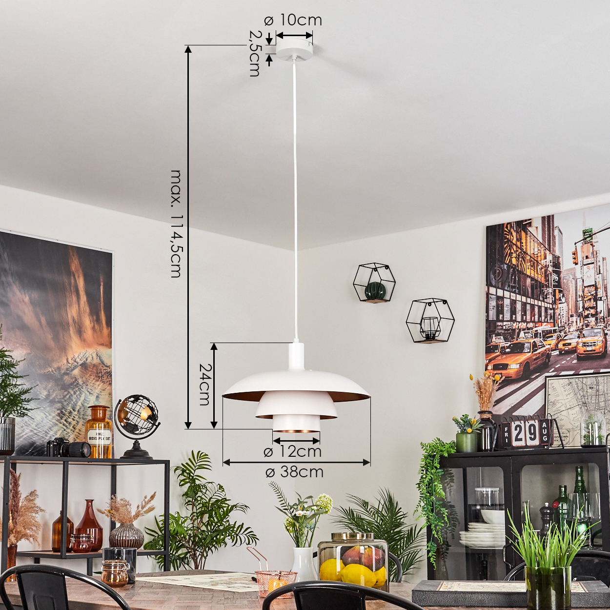 Eine weiße Pendelleuchte mit kupferfarbenem Innenraum hängt in einem Raum. Der Raum hat einen Tisch mit Dekorationen und ein Stadtkunstwerk an der Wand.