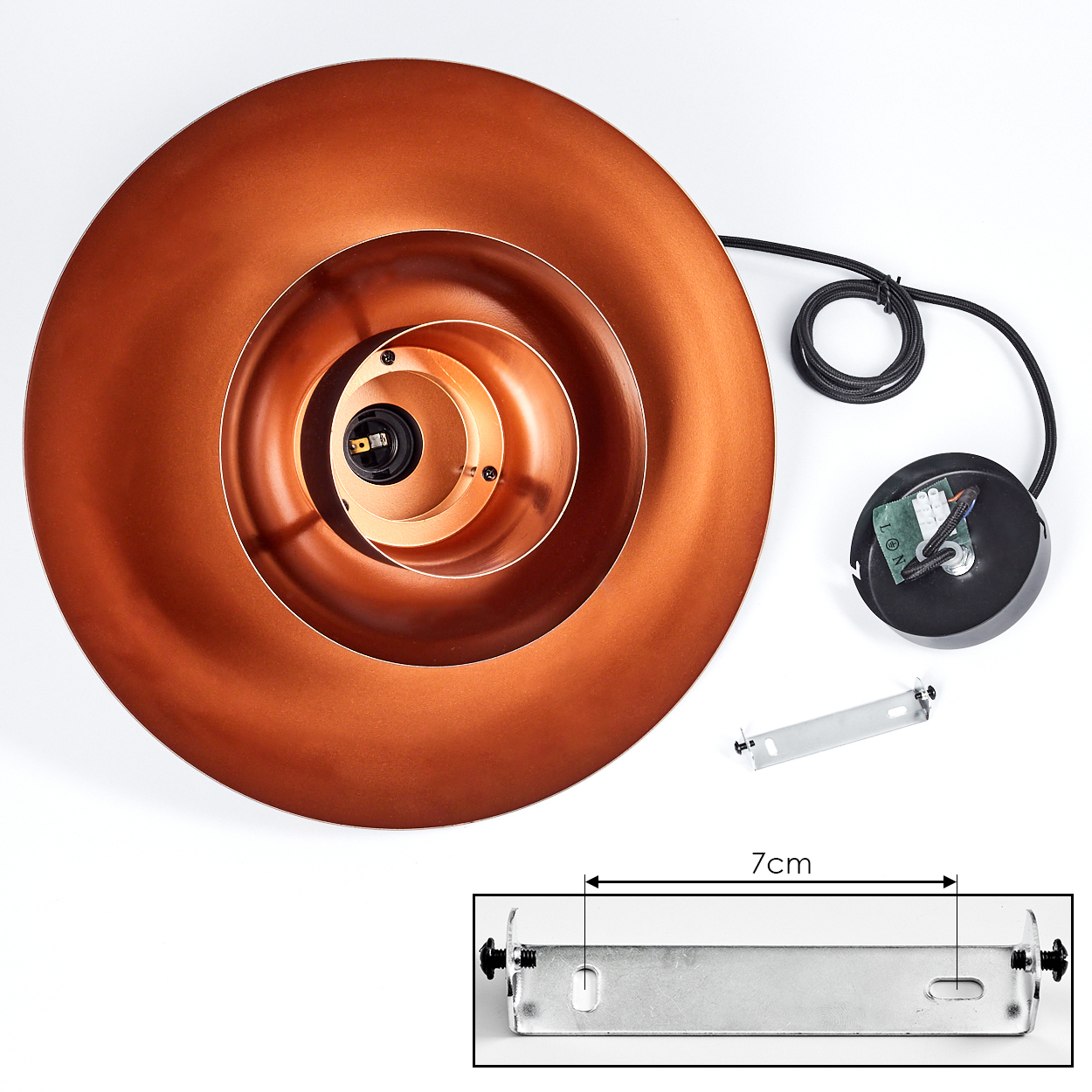Kupferfarbene Pendelleuchte, schwarzes Kabel und Befestigungsmaterial auf weißem Hintergrund. Die Hardware umfasst eine 7cm Halterung.