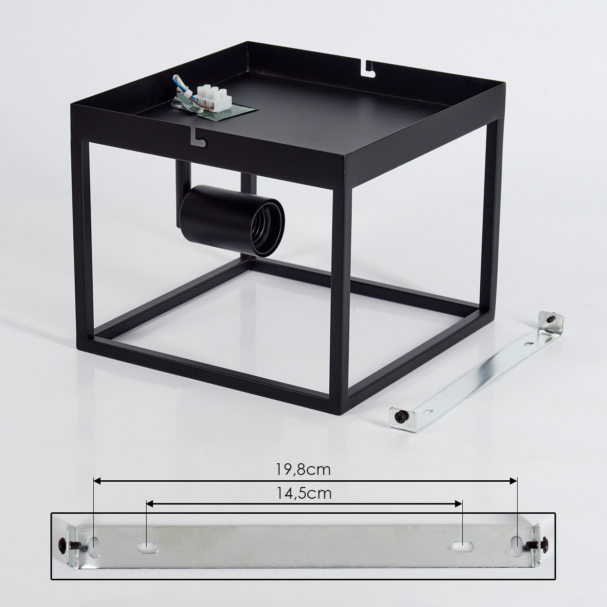 Schwarze würfelförmige Lampenfassung mit angebrachter Fassung und separater Metallmontageplatte. Maße sind angegeben.