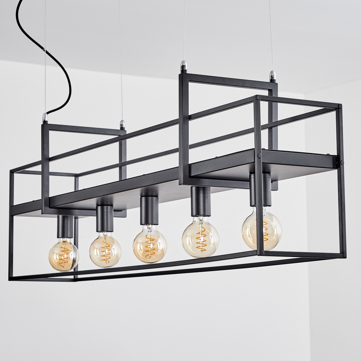 Ein schwarzer rechteckiger Kronleuchter mit fünf Edison-Glühbirnen hängt von der Decke. Der Hintergrund ist weiß.