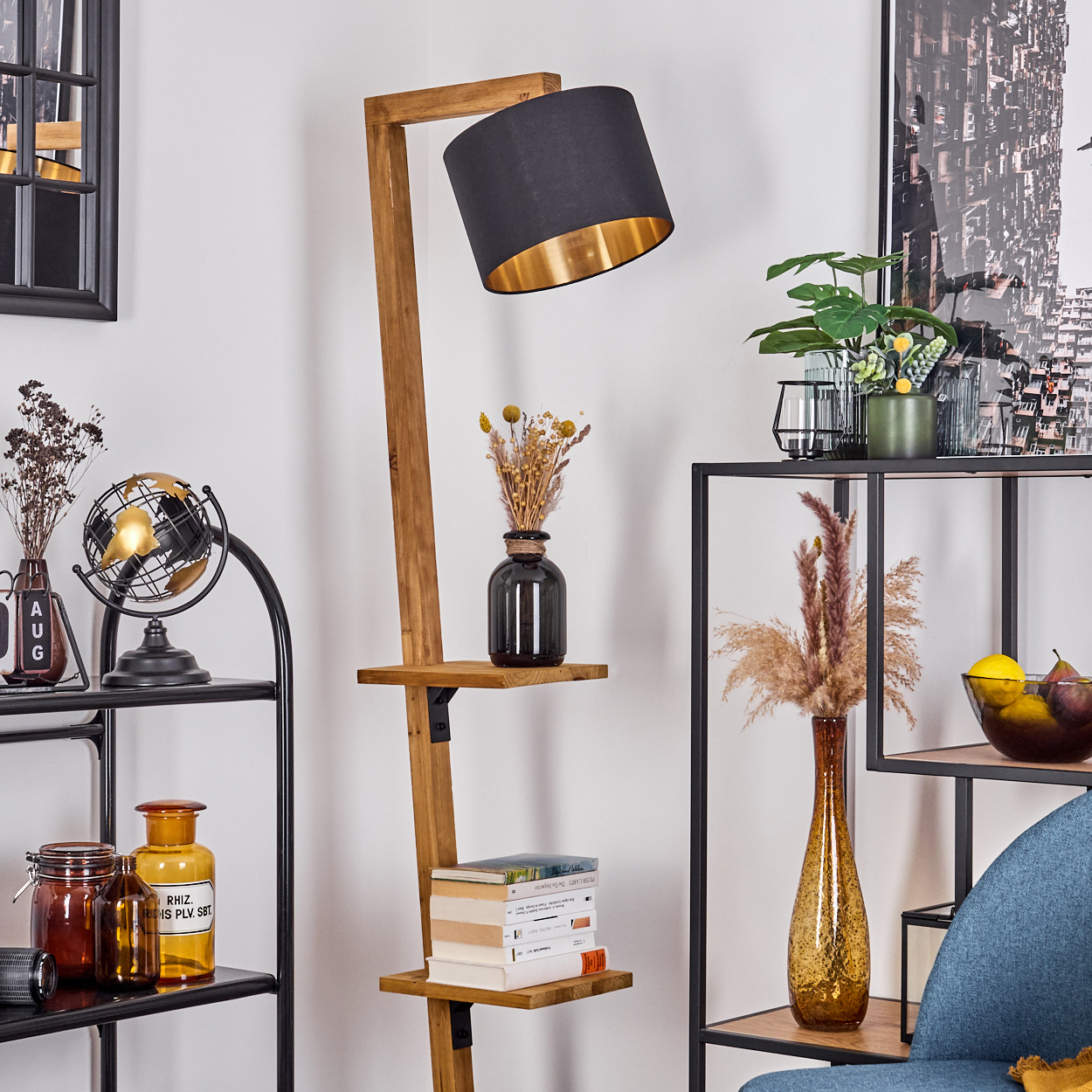 Ein Raum mit einer Holzlampe, Regalen mit Dekoration, darunter Pflanzen, Vasen und Bücher. In der Ecke steht ein blauer Stuhl.