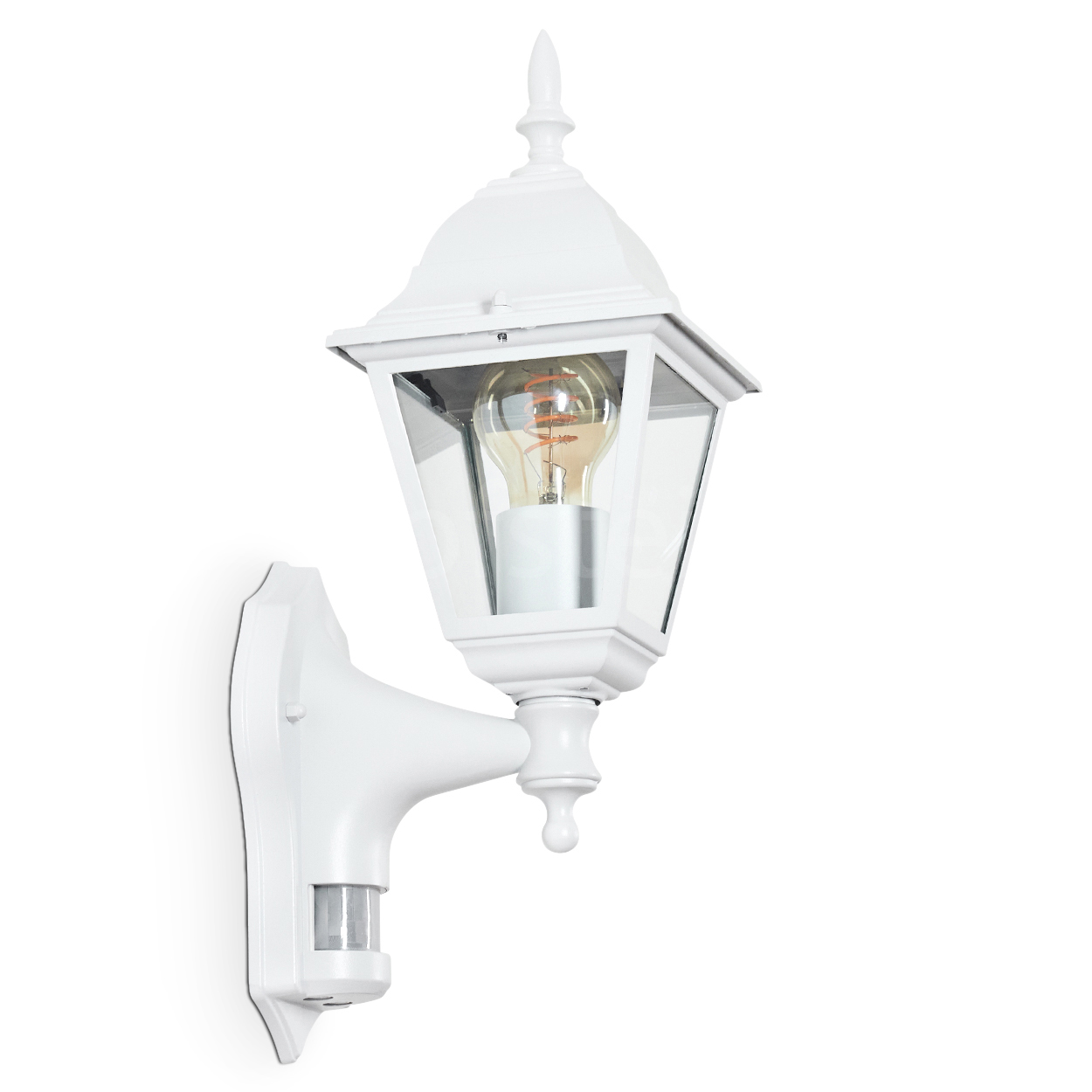 Eine weiße Außenlampe mit Glühbirne. Sie ist an einer Wand montiert und hat unten einen Bewegungssensor.