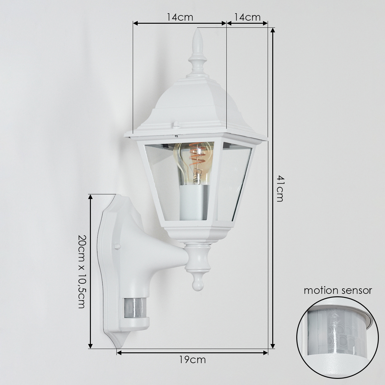 Eine weiße Außenlampe mit Bewegungsmelder ist an einer weißen Wand montiert. Maße werden angezeigt. Eine Nahaufnahme des Sensors wird gezeigt.
