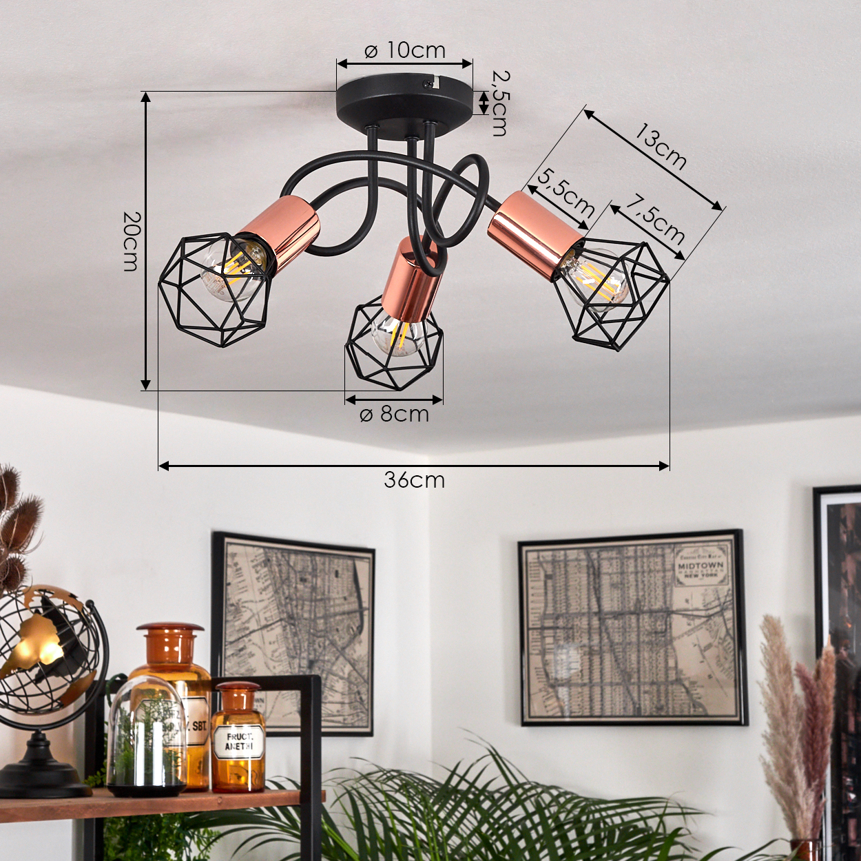 Schwarze und kupferfarbene Deckenlampe mit drei Lichtern, geometrisches Design. Abmessungen werden angezeigt. Hintergrund zeigt Karten, Pflanzen und Dekoration.