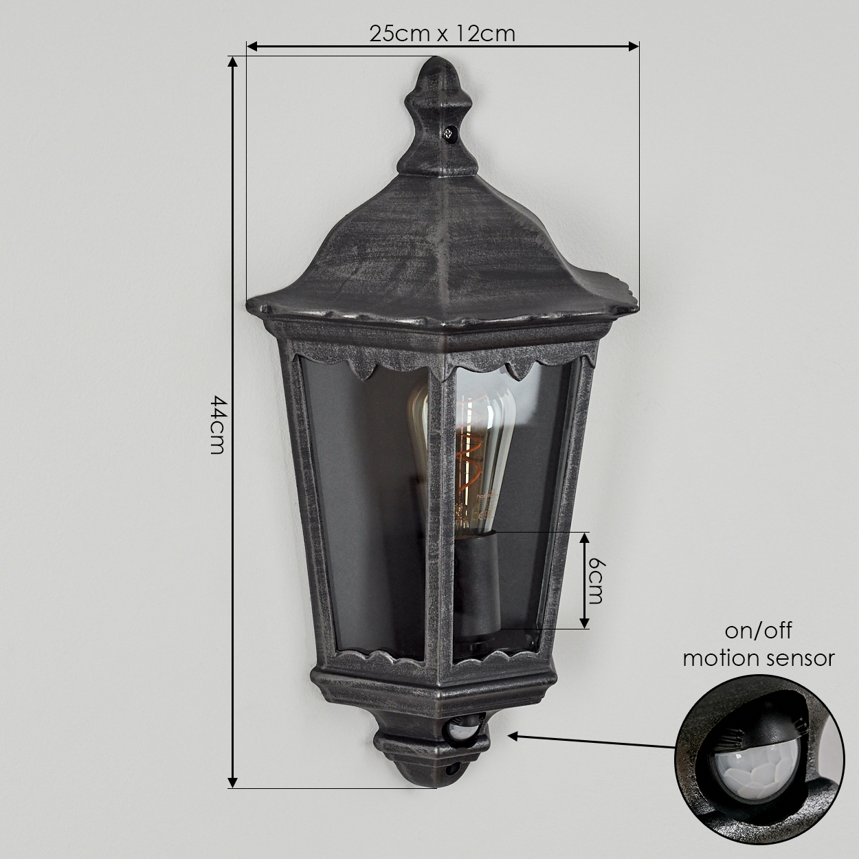 Eine wandmontierte, schwarz-silberne Außenlampe mit Bewegungsmelder. Abmessungen sind angegeben. Enthält eine Nahaufnahme des Sensors.