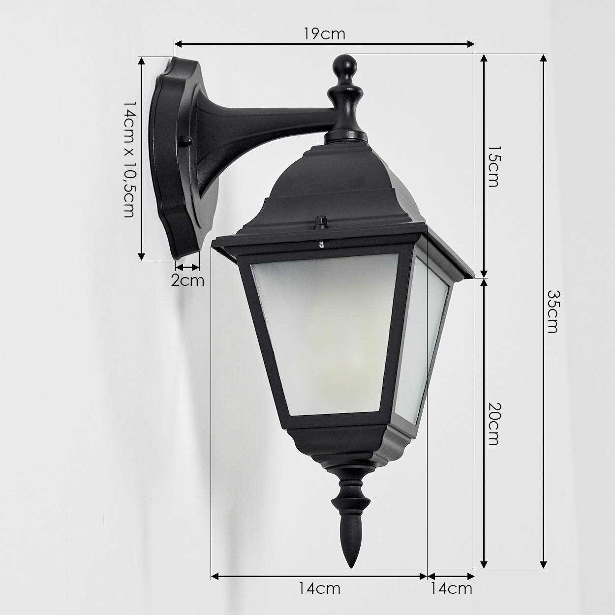 Schwarz Wandlampe für draußen mit Maßangaben. Die Lampe hat ein dekoratives Design und Milchglasscheiben.