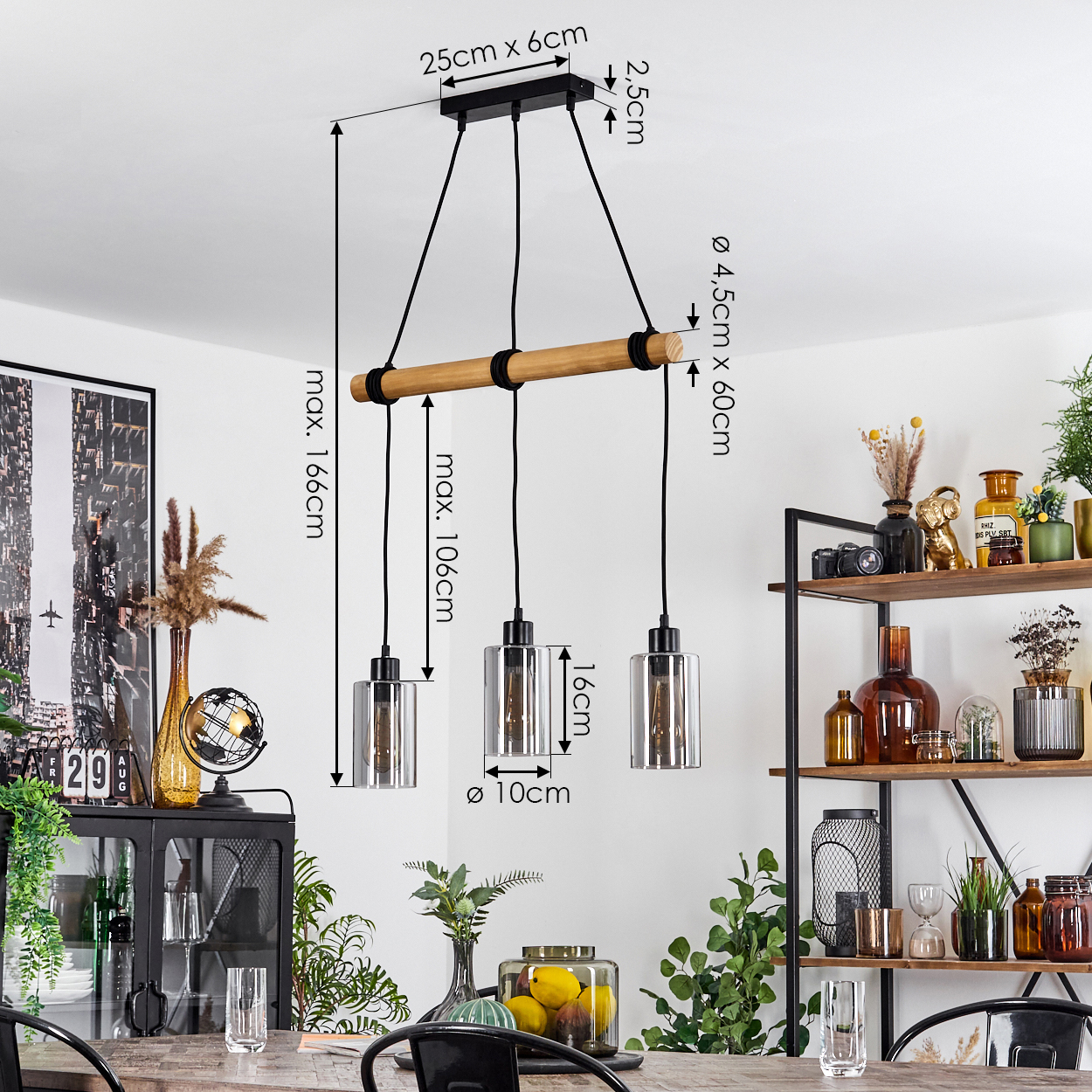 Ein Esszimmer mit einem Holztisch, einem schwarzen Metallschrank, einer Deckenlampe und einem Regal mit Dekorationsartikeln und Pflanzen.