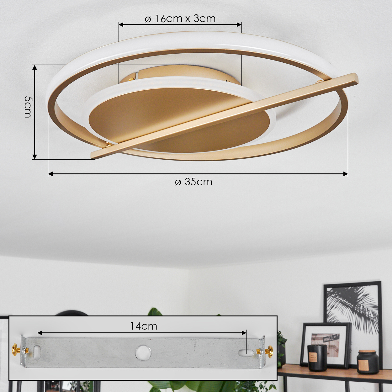 Eine moderne goldene Deckenlampe mit Maßen. Im Hintergrund ein Regal mit Kerzen und gerahmten Bildern.